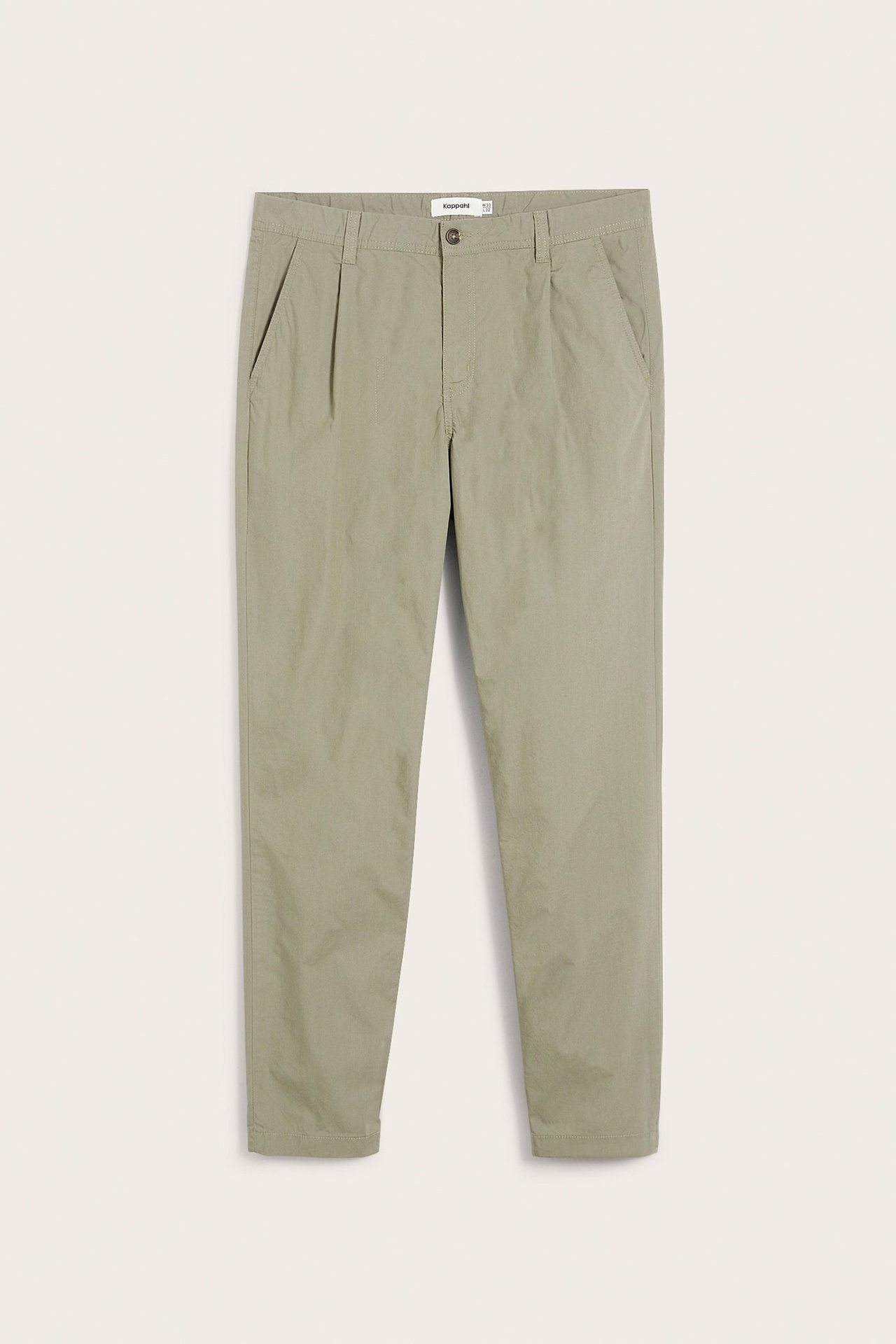 Edestä: Miesten vihreät laskostetut chinot sivutaskuilla ja nappikiinnityksellä.