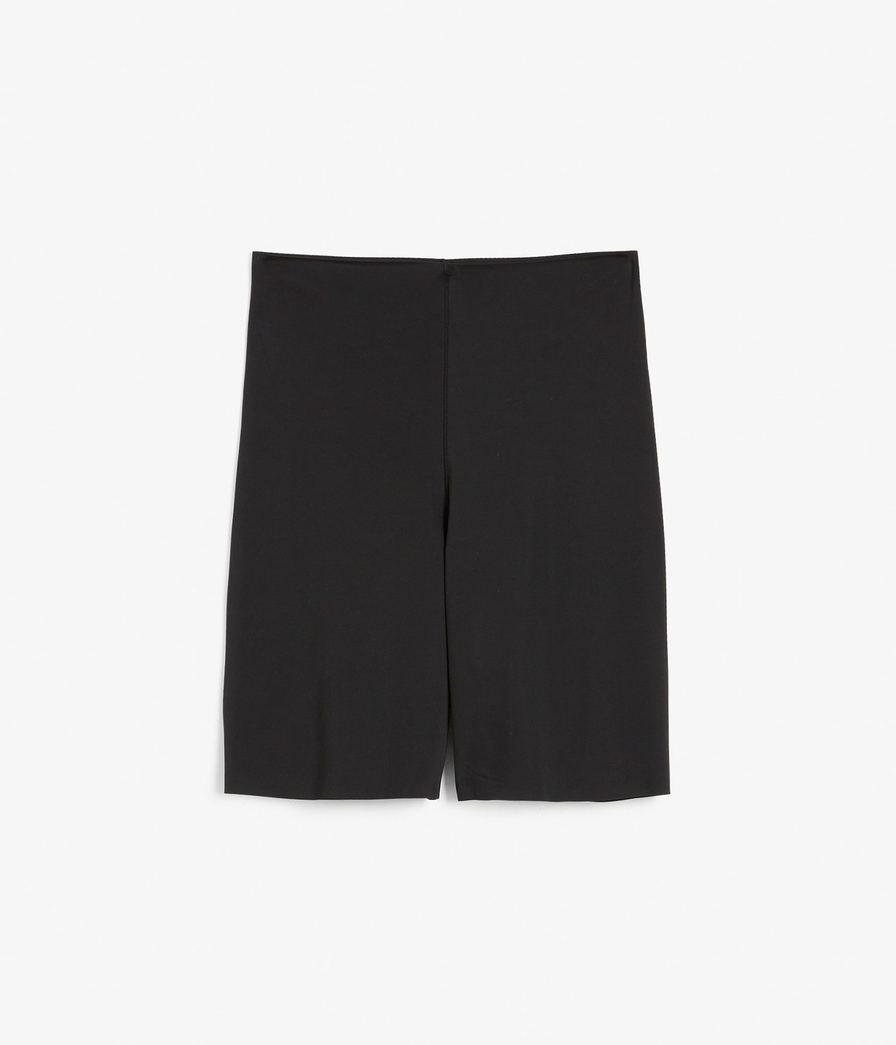 Frontvisning av svarte cleancut shortstruser i mykt mikromateriale, flatt lagt.