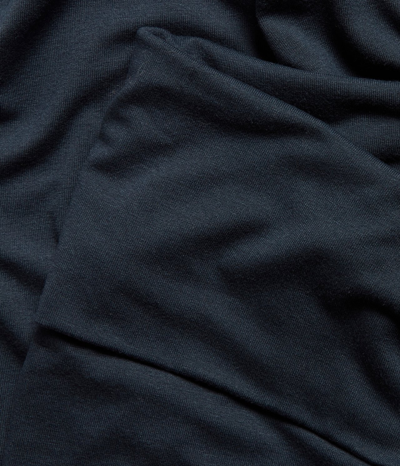 Nærbilde av mørkeblått, ensfarget viskose-elastan stoff for loungewear-leggings.