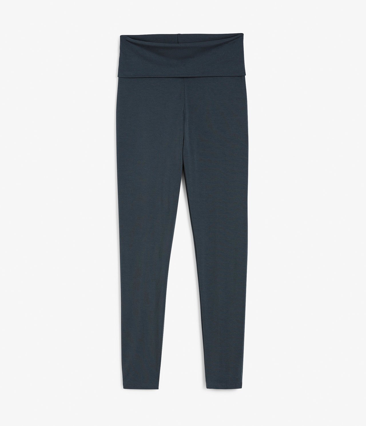 Edestä tummansiniset loungewear-leggingsit pehmeästä viskoosisekoitteesta, leveällä taitettavalla vyötäröllä.