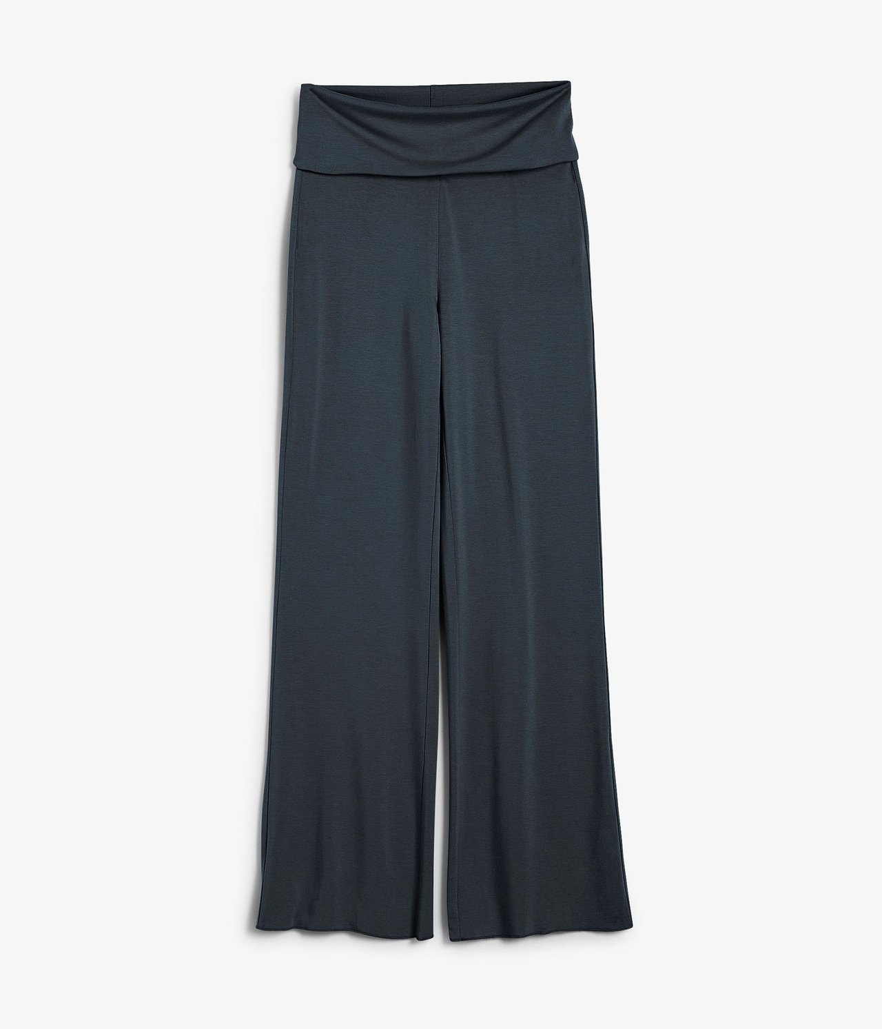Edestä näkymä tummansinisistä viskoosisekoitehousuista, joissa on bootcut-lahkeet ja taitettava vyötärö.