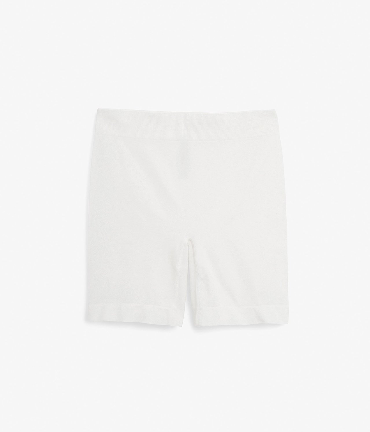 Forfra, hvite sømløse shorts med høy midje i glatt, elastisk materiale.