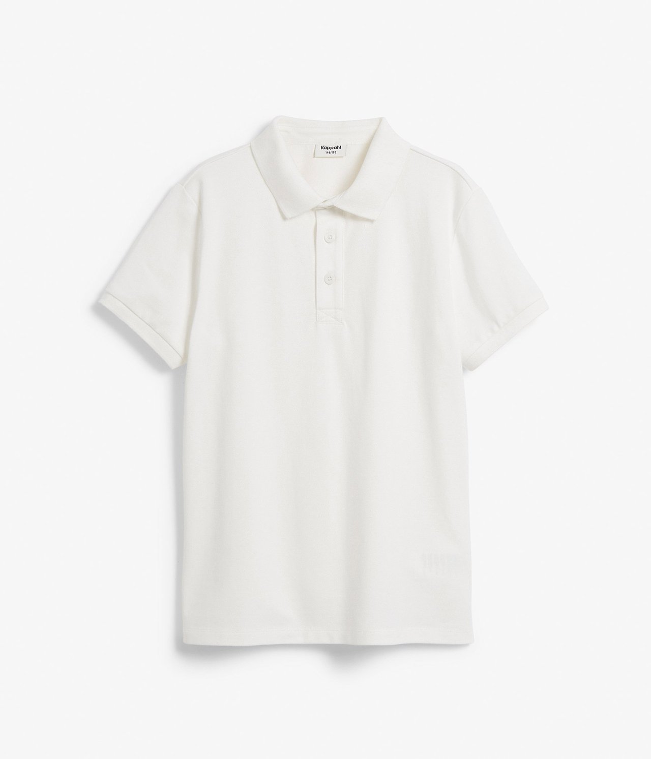 Framifrån, en offwhite kortärmad pikétröja i bomull med klassisk krage och tre knappar.