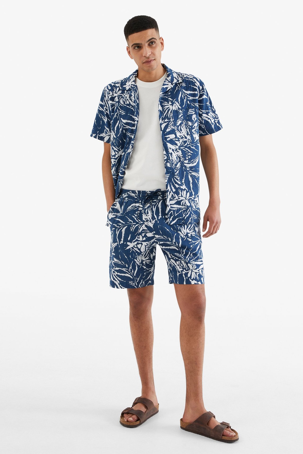 Puuvillakreppiä olevat shortsit