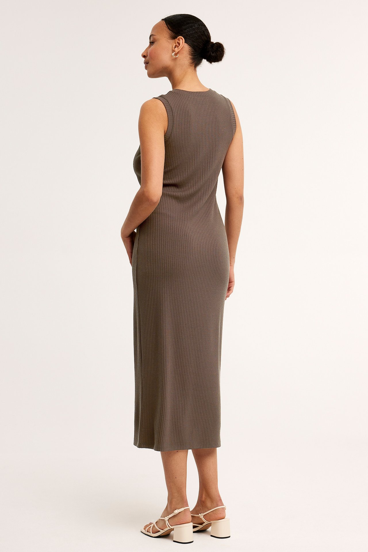 Ribbstickad klänning Mörkbrun - null - 4