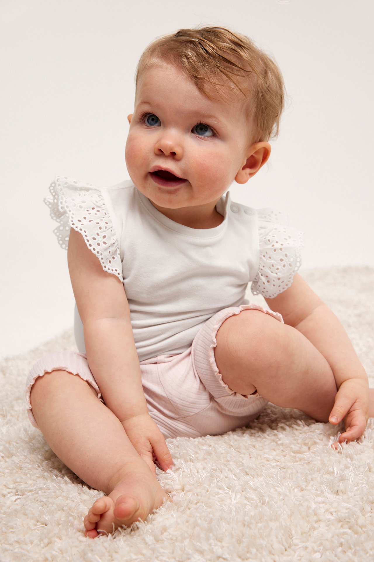 Hihaton body, jossa on röyhelöt - Luonnonvalkoinen - 1