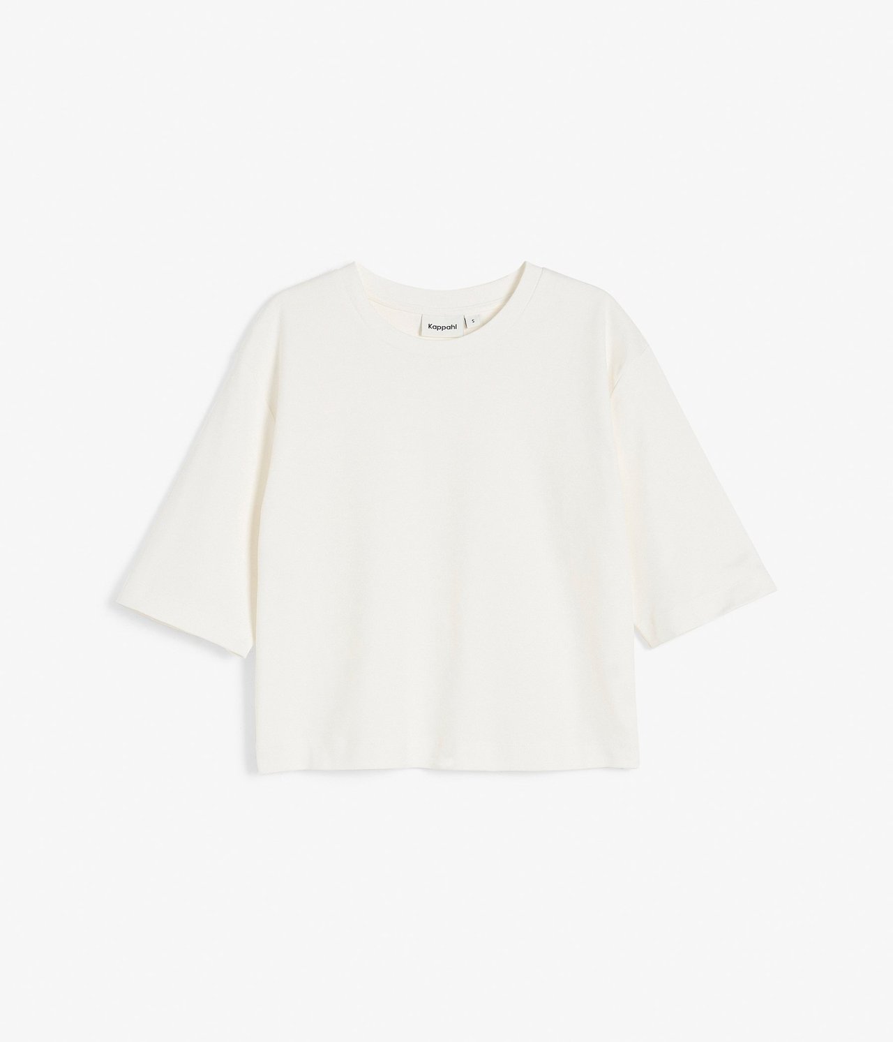 Widok z przodu: kremowy, jednolity bawełniany crop top T-shirt z okrągłym dekoltem i rękawami 3/4.