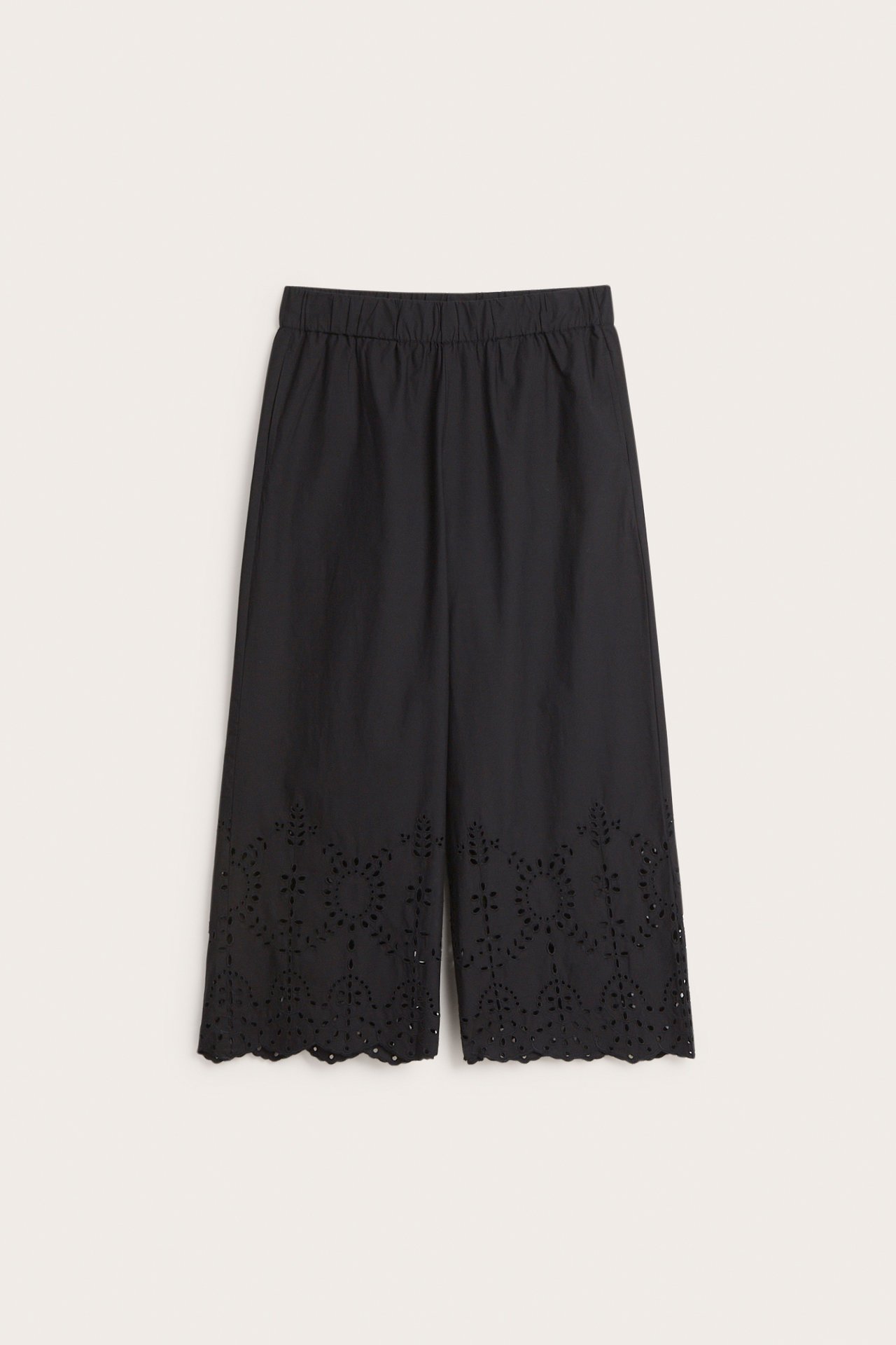 Frontvisning av svarte bomullsculottebukser med elastisk midje og broderie anglaise-kant.
