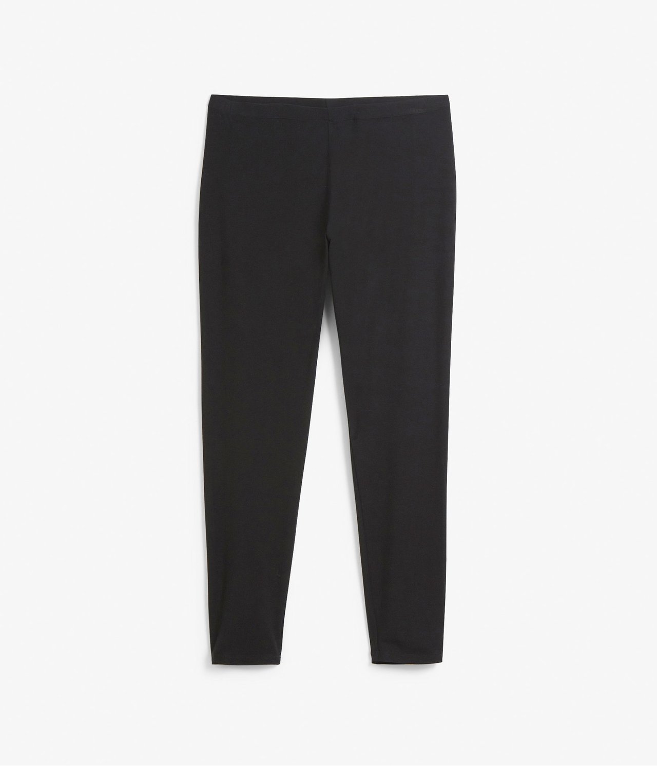Framifrån, långa svarta smala leggings i jersey med resår i midjan.