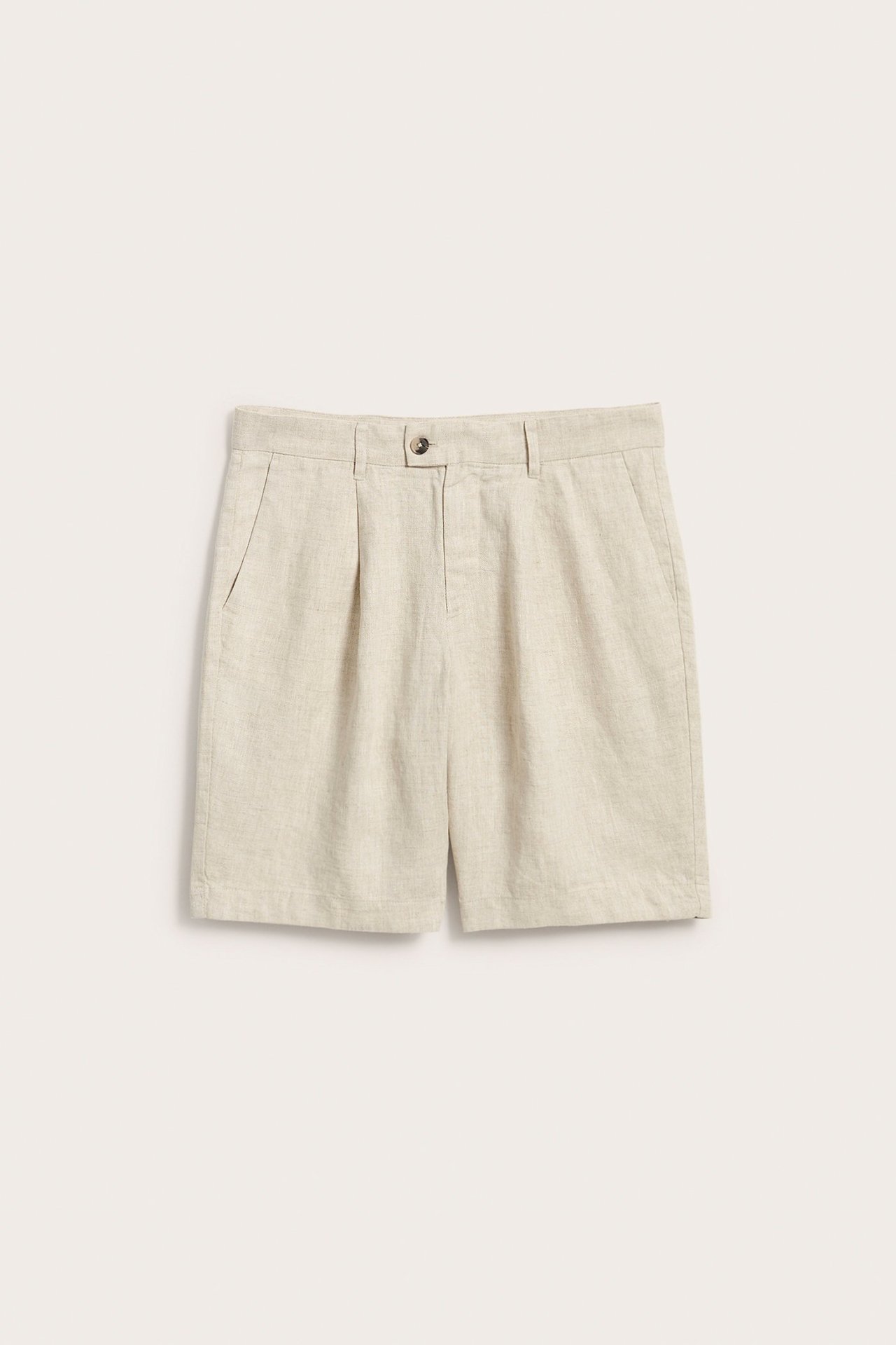 Edestä kuvatut miesten beiget pellavashortsit etulaskoksilla, napilla ja sivutaskuilla.