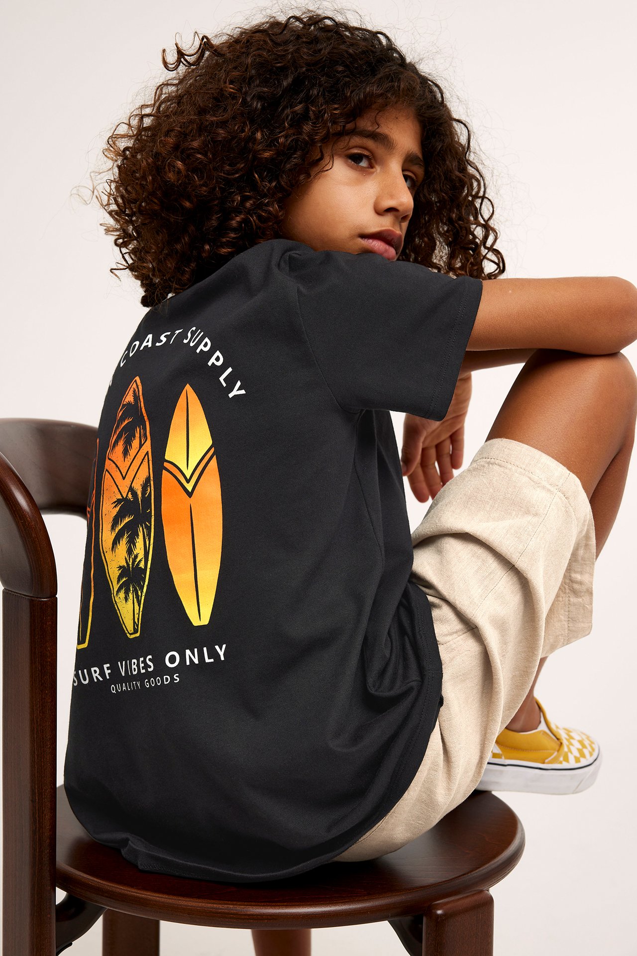 T-shirt z nadrukiem na plecach - Czarne - 1