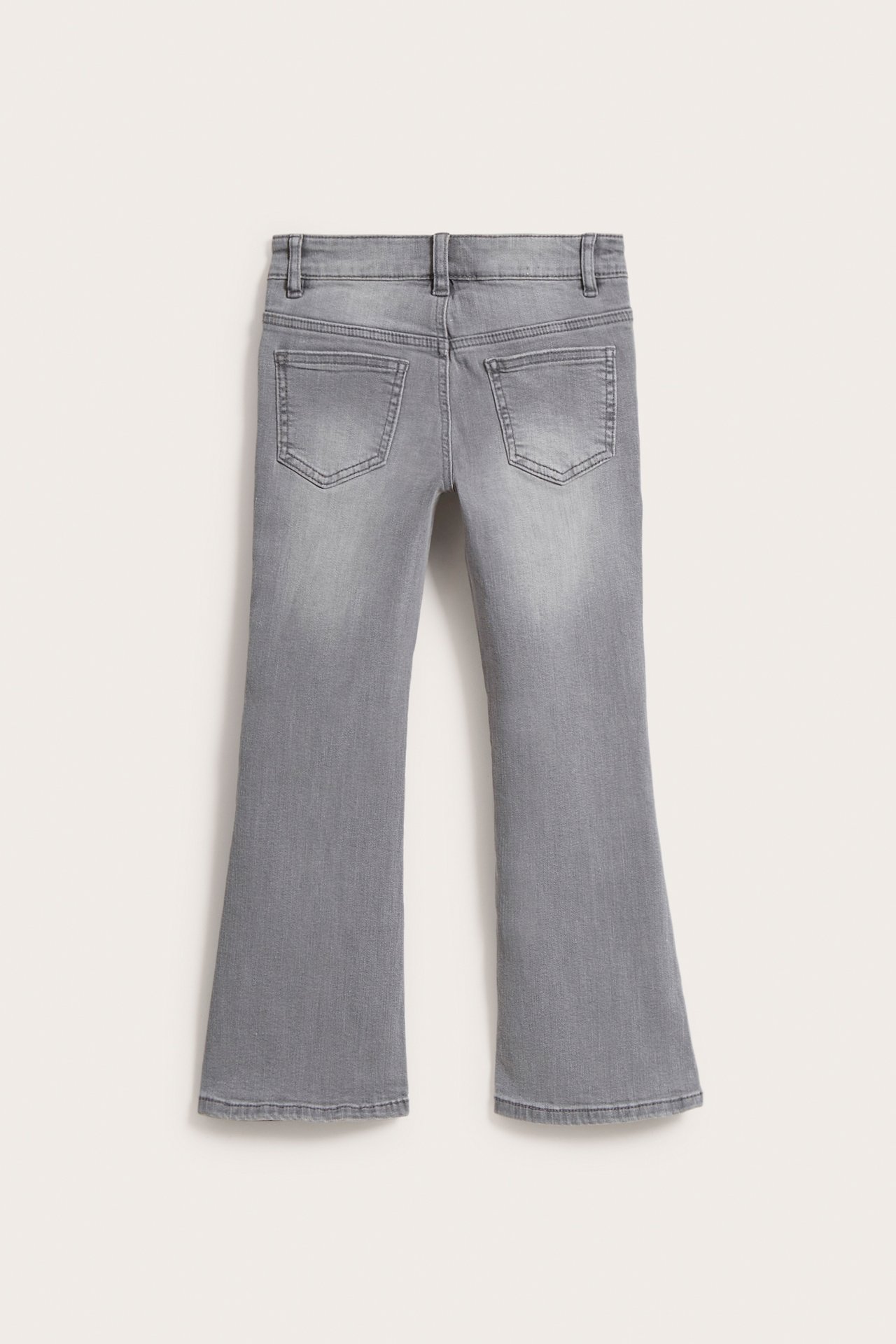 Lasten harmaat bootcut-farkut takaa, denim-kangasta, takataskut ja vyölenkit.