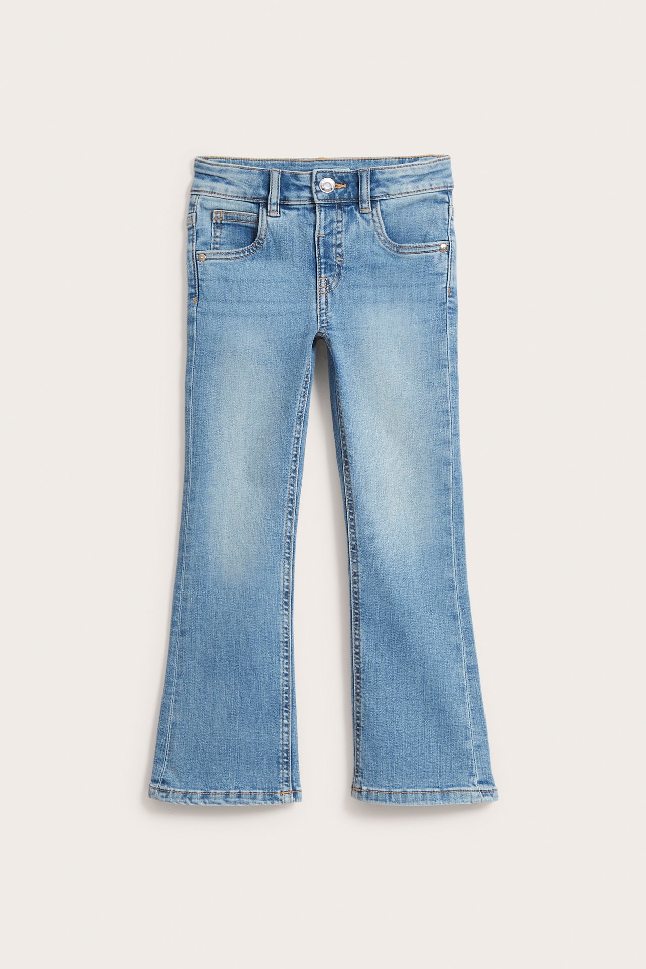 Frontvy av ljusblå bootcut jeans för barn med medelhög midja och tryckknapp.