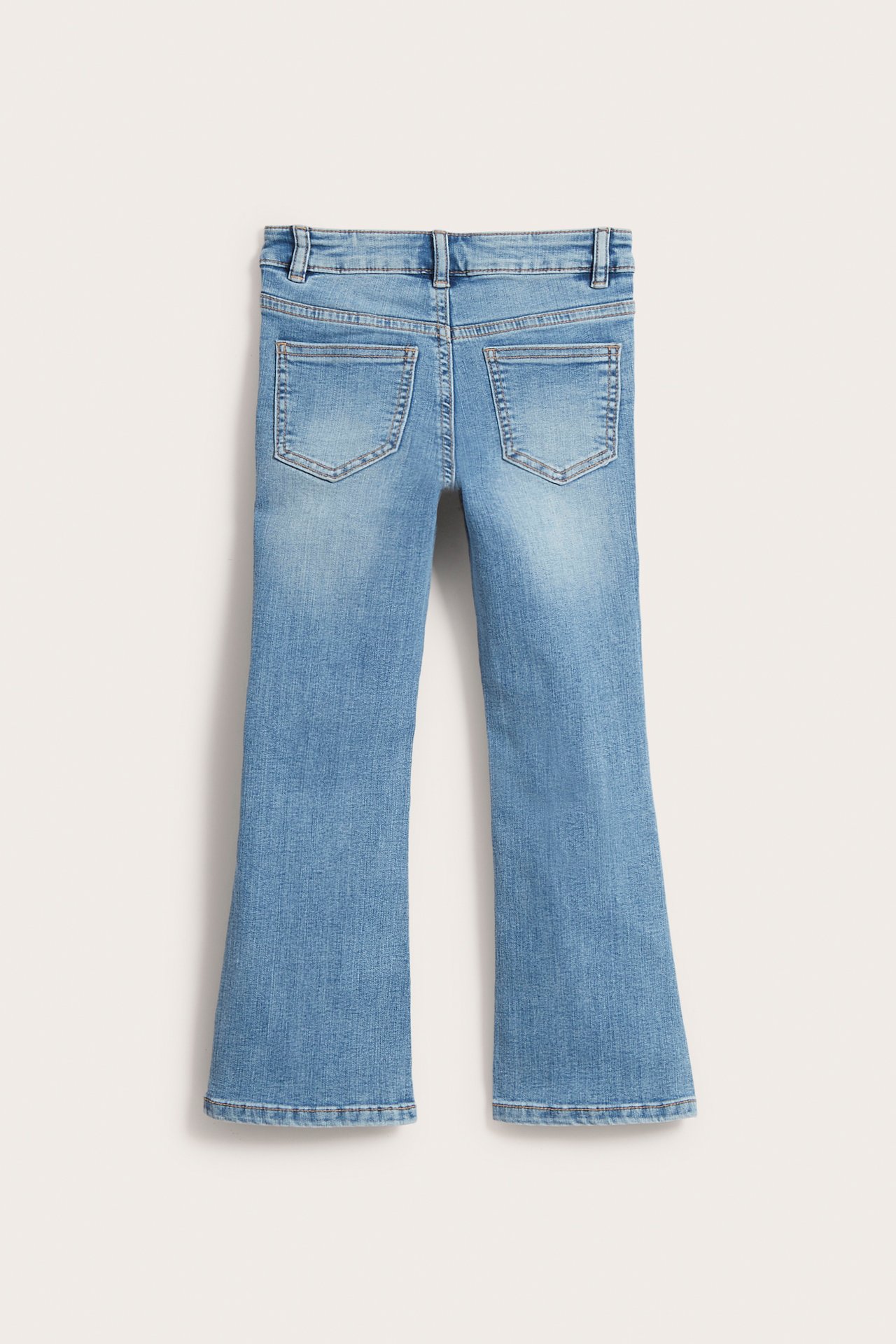Bakifrån: Barns ljusa bootcut jeans i denim med medelhög midja, tryckknapp och två bakfickor.