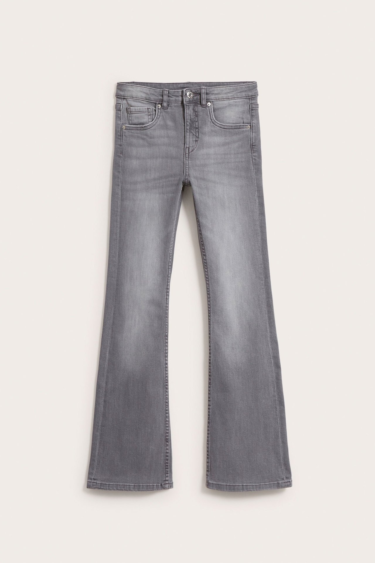 Edestä: harmaat bootcut-farkut joustavaa denimiä, keskikorkea vyötärö, nappi ja vetoketju.