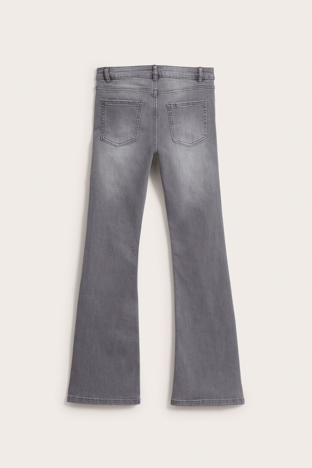 Widok z tyłu szarych dżinsów bootcut z denimu, z dwiema tylnymi kieszeniami i szlufkami.