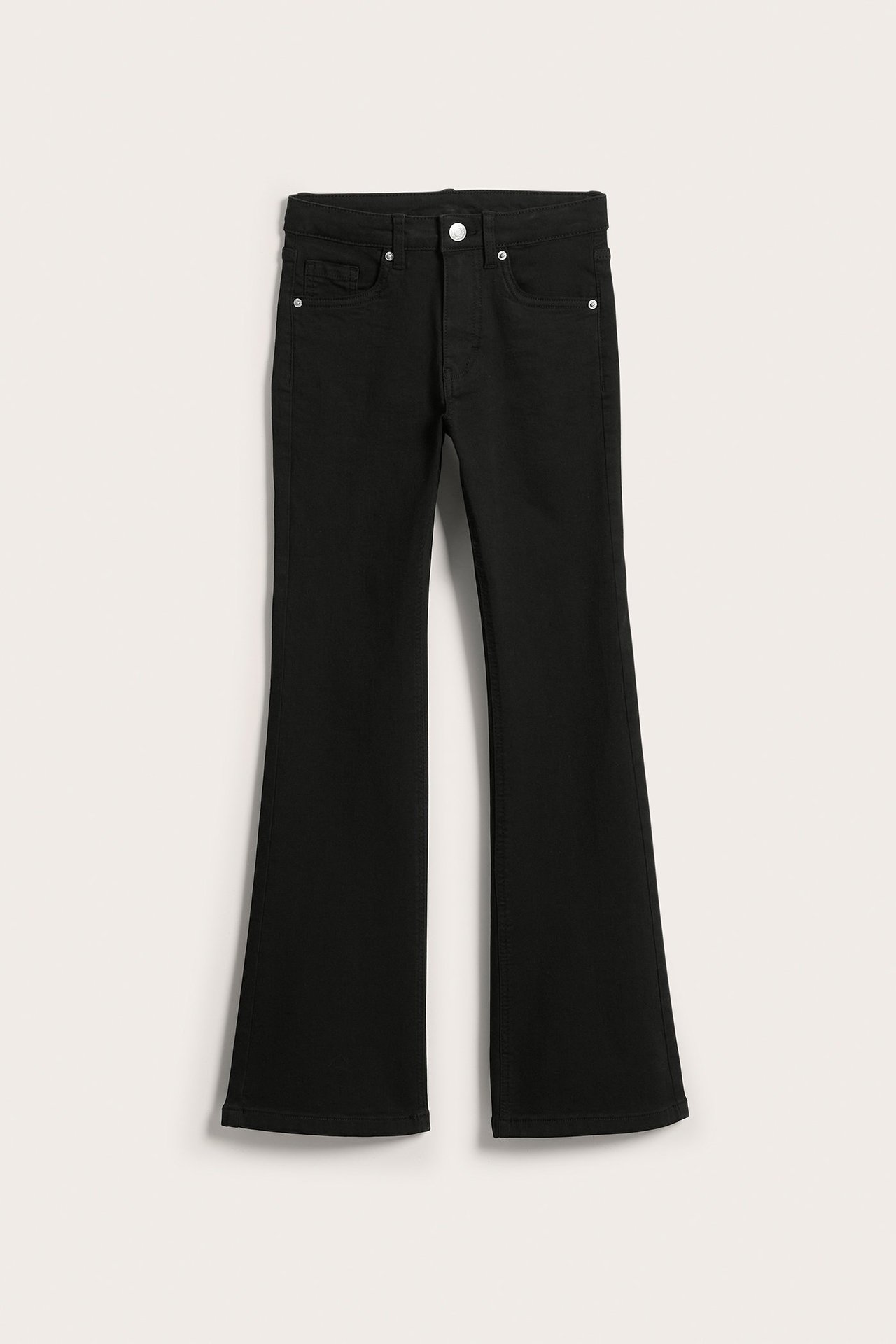 Edestä näkymä mustista bootcut-farkuista, joissa on keskikorkea vyötärö ja yksivärinen joustava denim.