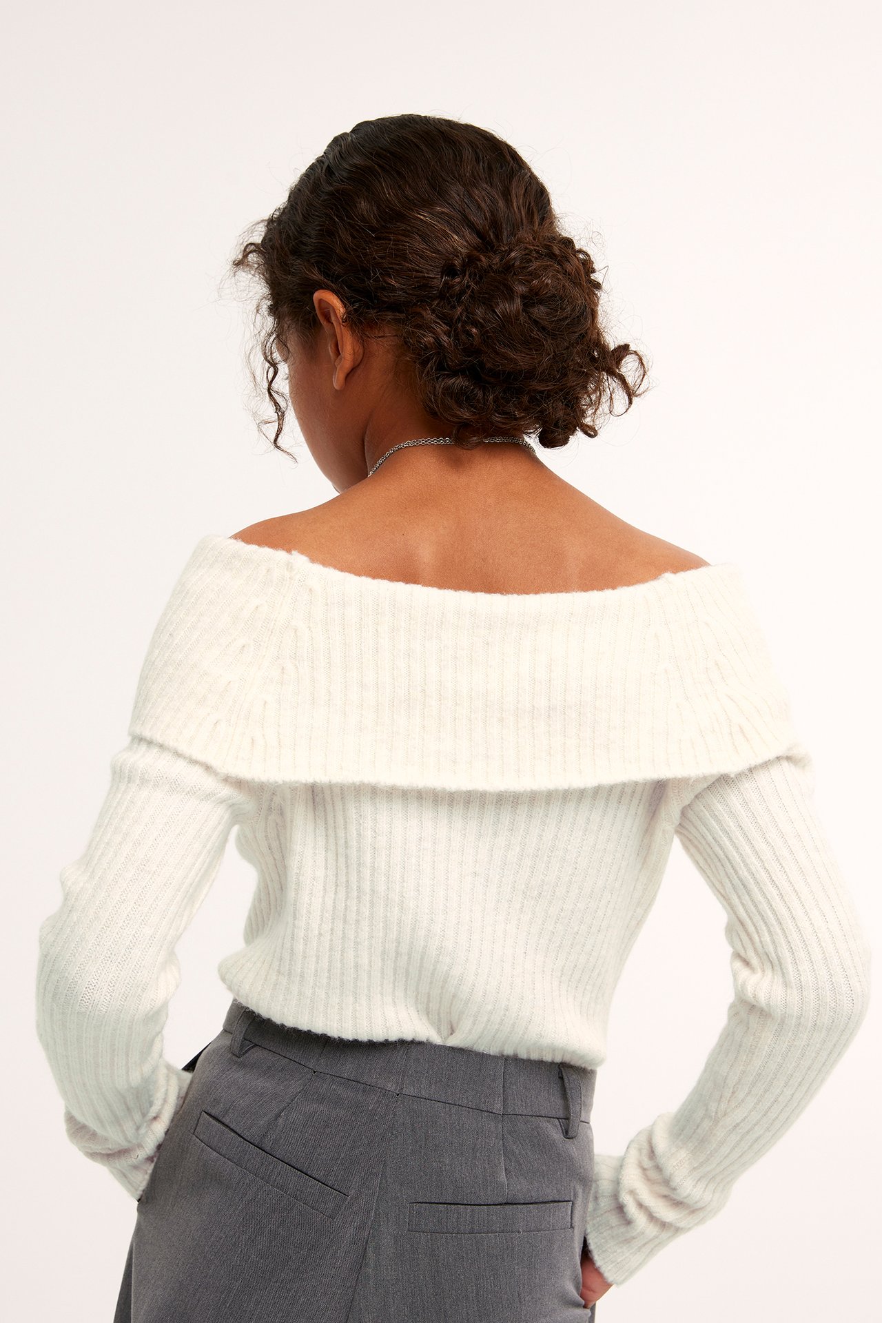 Sweter z odsłoniętymi ramionami, z prążkowanej dzianiny - Biały - 4