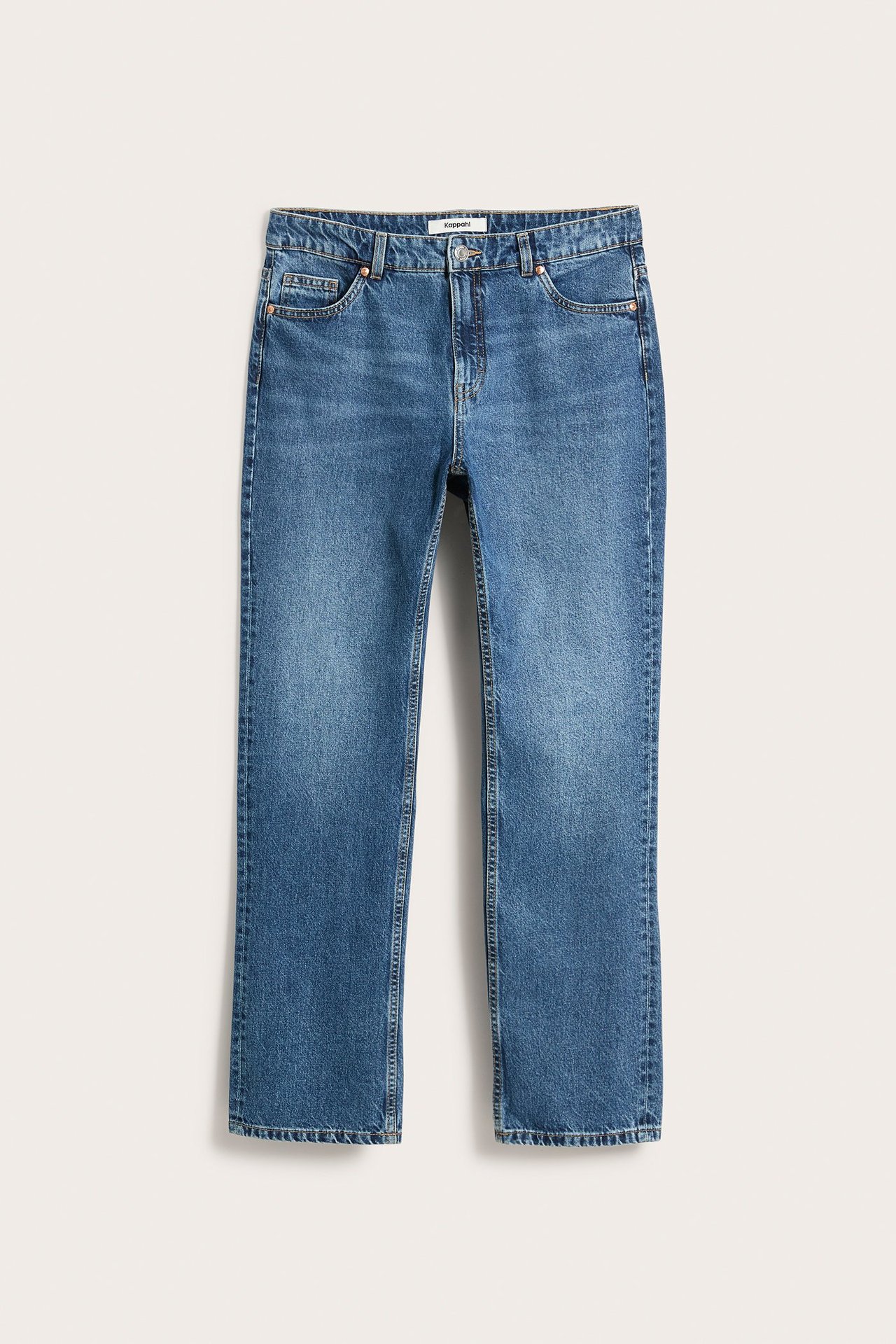 Framifrån, blå denim high-waist raka jeans med fickor och bälteshällor.