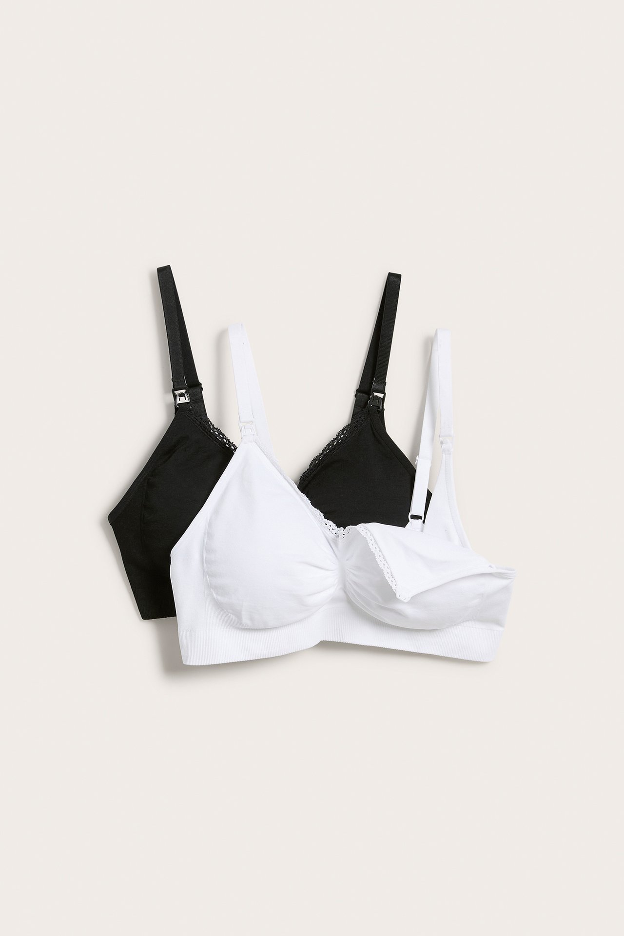 Framifrån, 2-pack sömlösa amningsbehåar, en vit och en svart, med uttagbar vaddering.