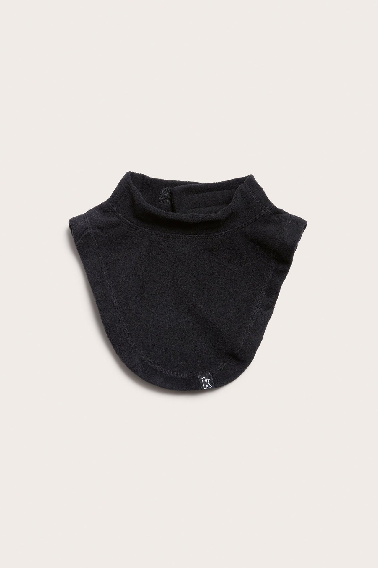 Edestä näkymä mustasta, yksivärisestä fleece-poolokauluksesta lapsille.