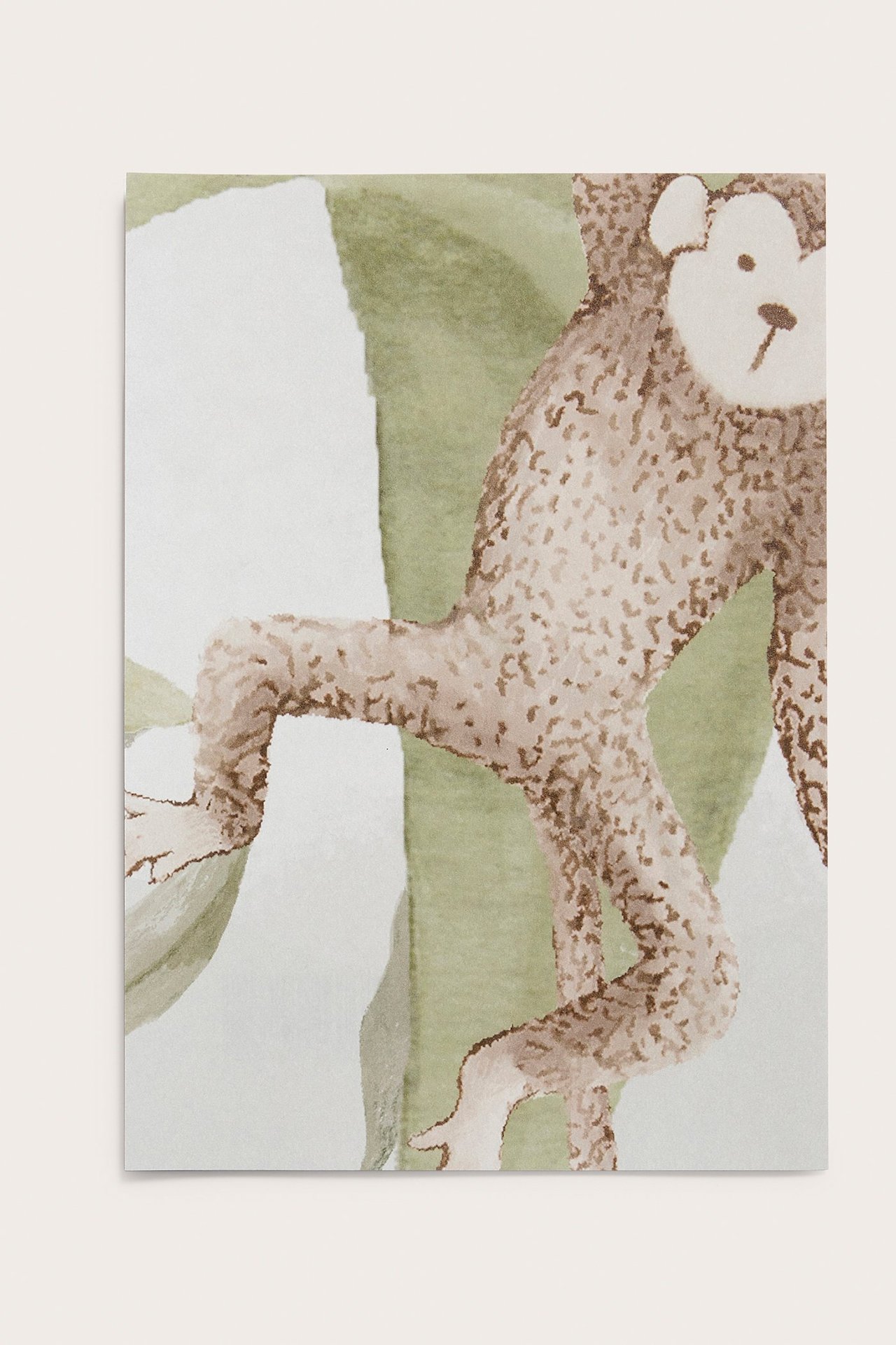 Närbild på ett ljusgrönt tapetprov med Wild Jungle-mönster och en brun akvarellapa.