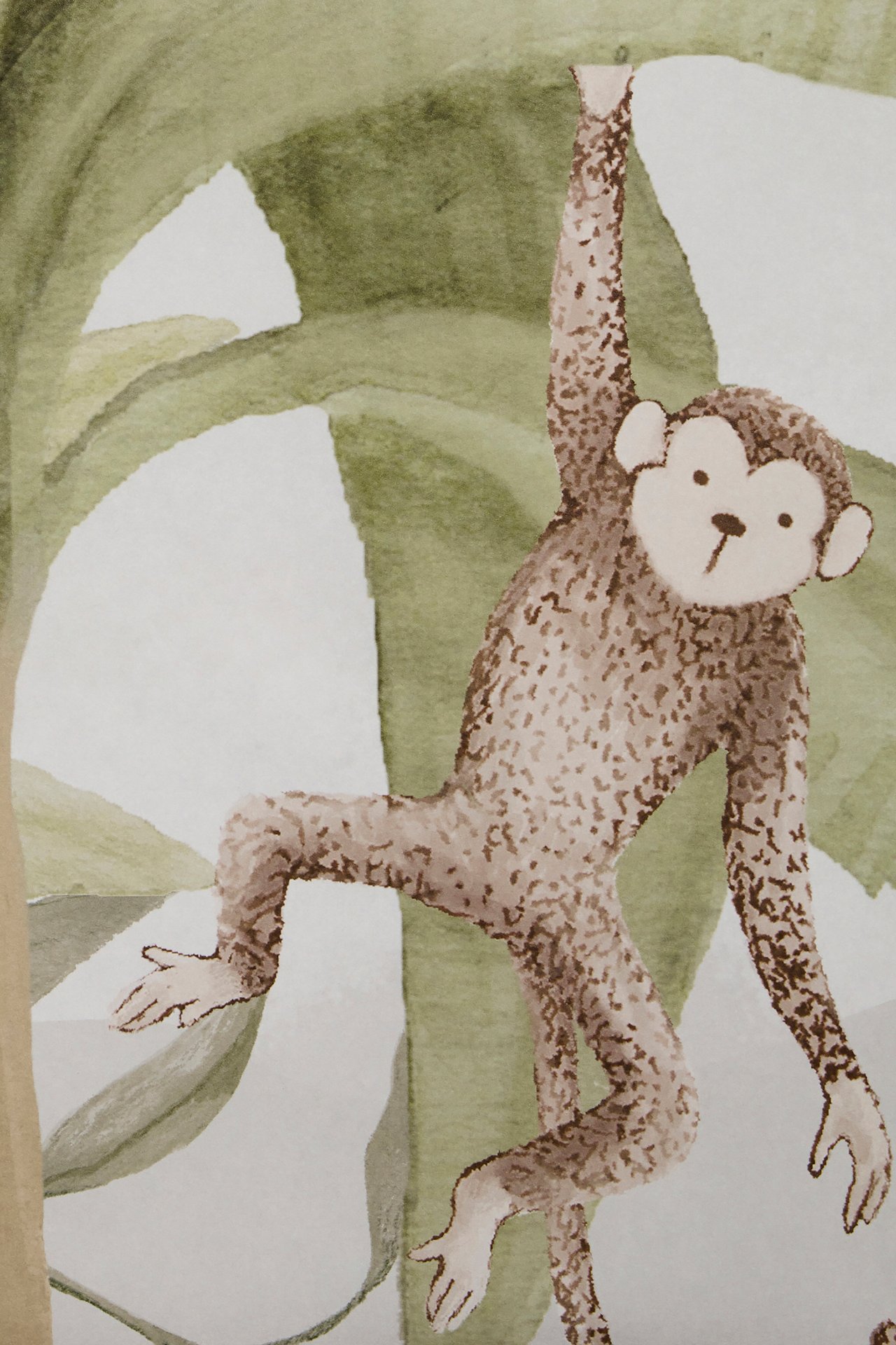 Närbild av en ljusgrön papperstapet med akvarellmönster av en brun apa i djungeln.