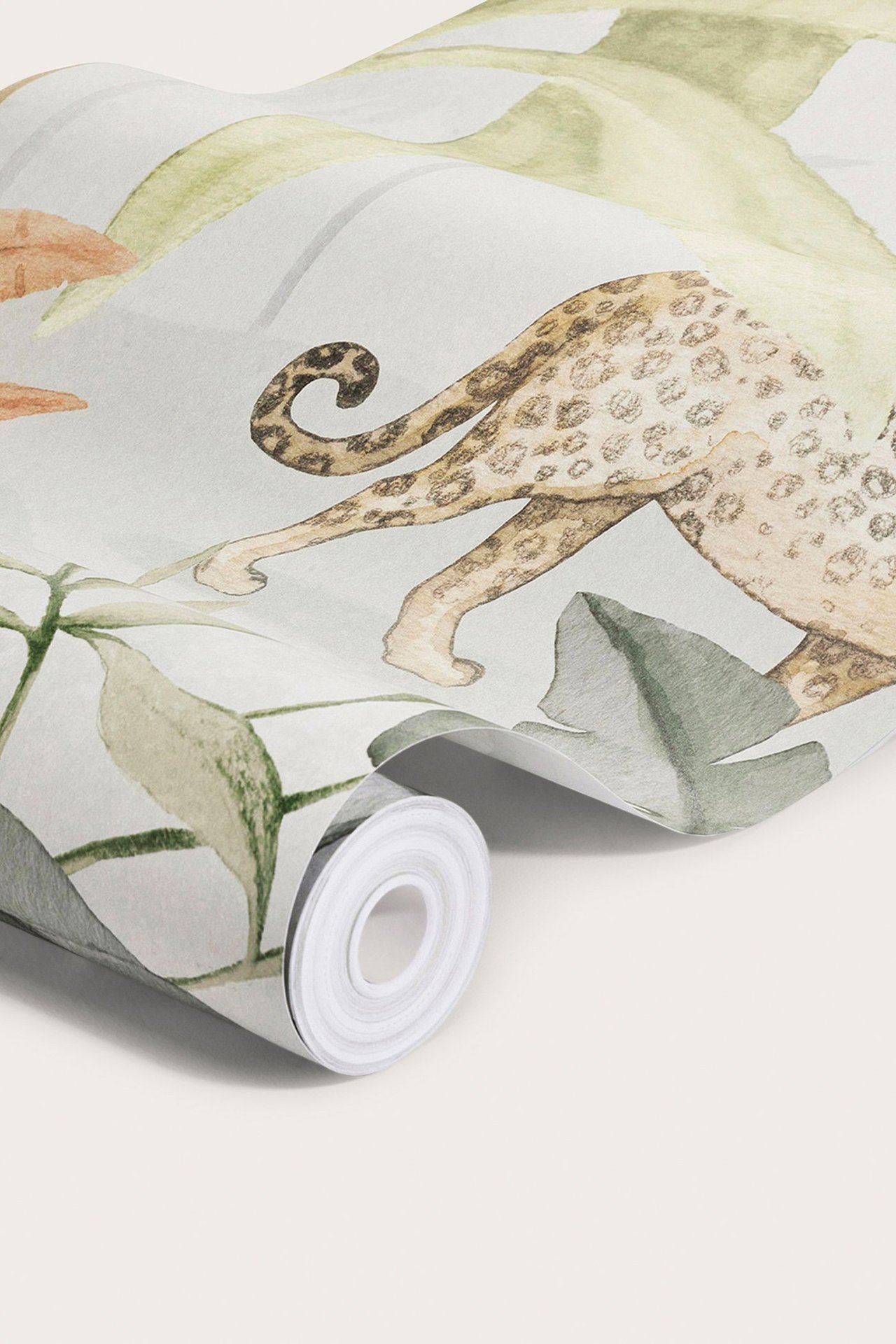 Närbild av en ljusgrön papperstapet i rulle med djungeldjur- och bladmönster.