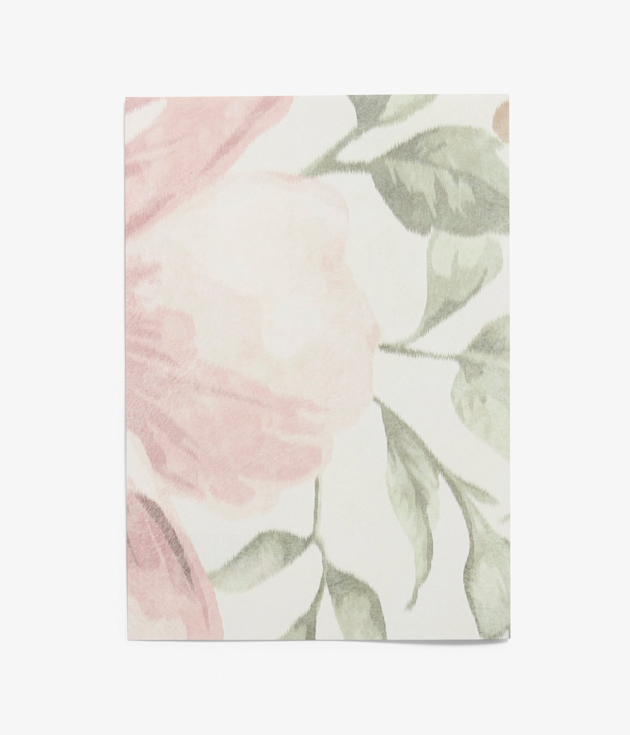 Zbliżenie prostokątnej beżowej próbki tapety papierowej z różowym kwiatowym wzorem.