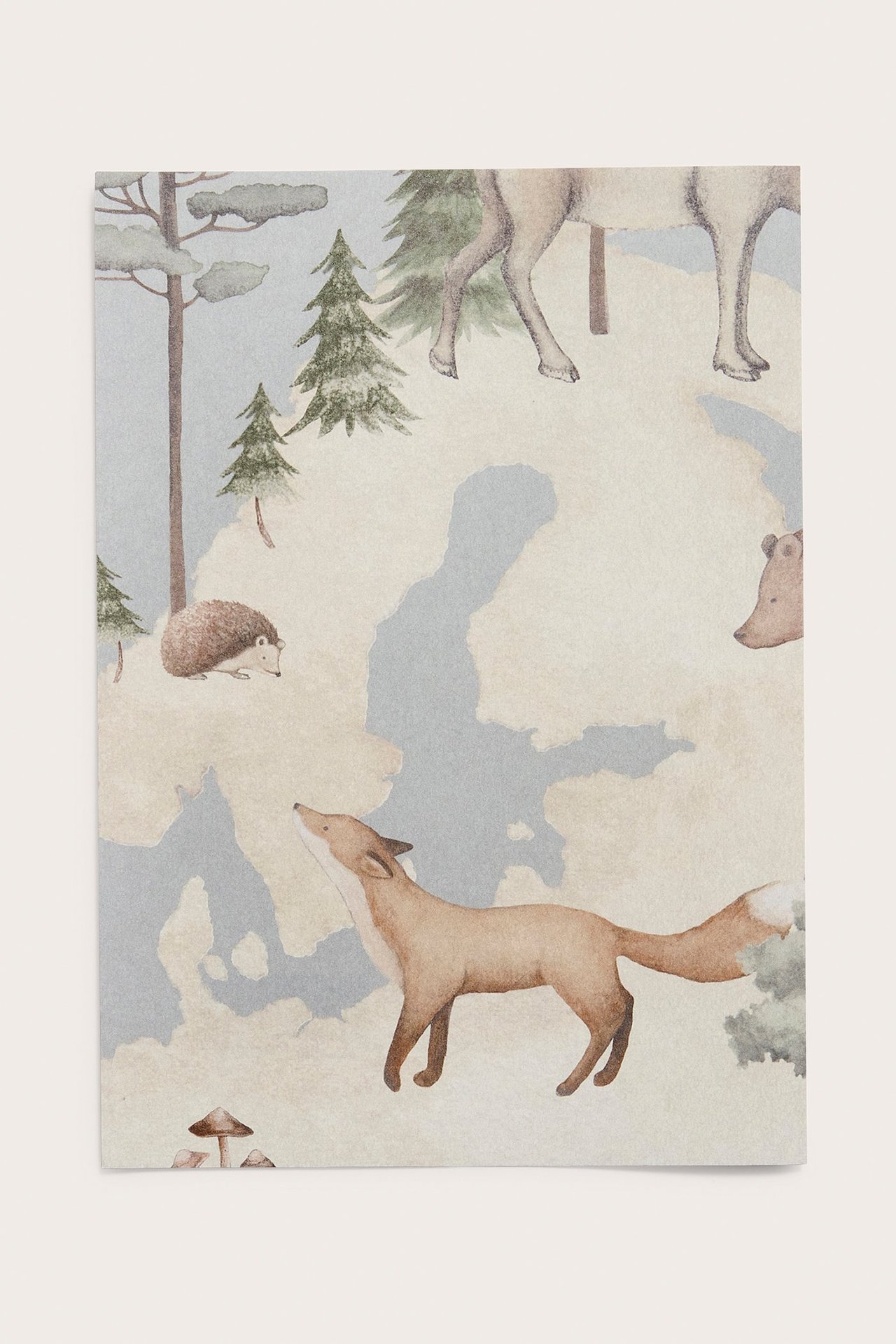 Forfra: Lysblå mønstret non-woven tapetprøve med verdenskart og skogsdyr.