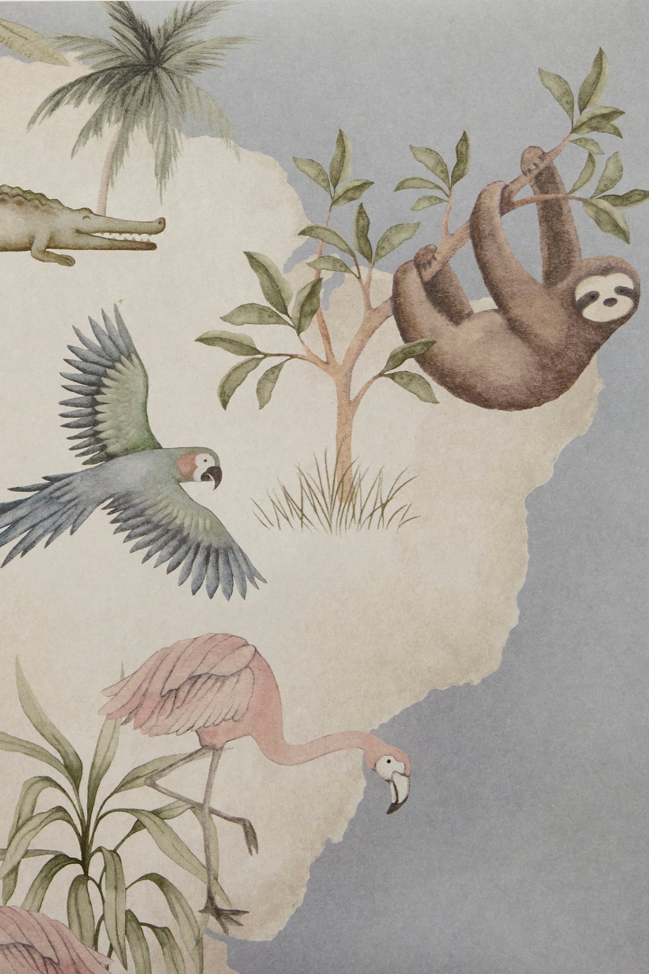 Lyseblå mønstret papirtapet med verdenskart, dovendyr, krokodille, papegøye og flamingo.