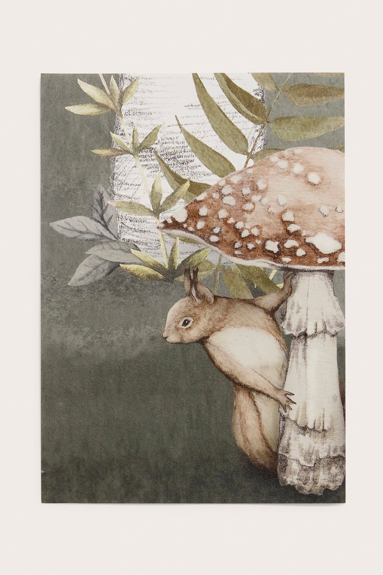 Närbild av ett grönt tapetprov med djurmönster, visar en ekorre på en prickig svamp vid en björk.