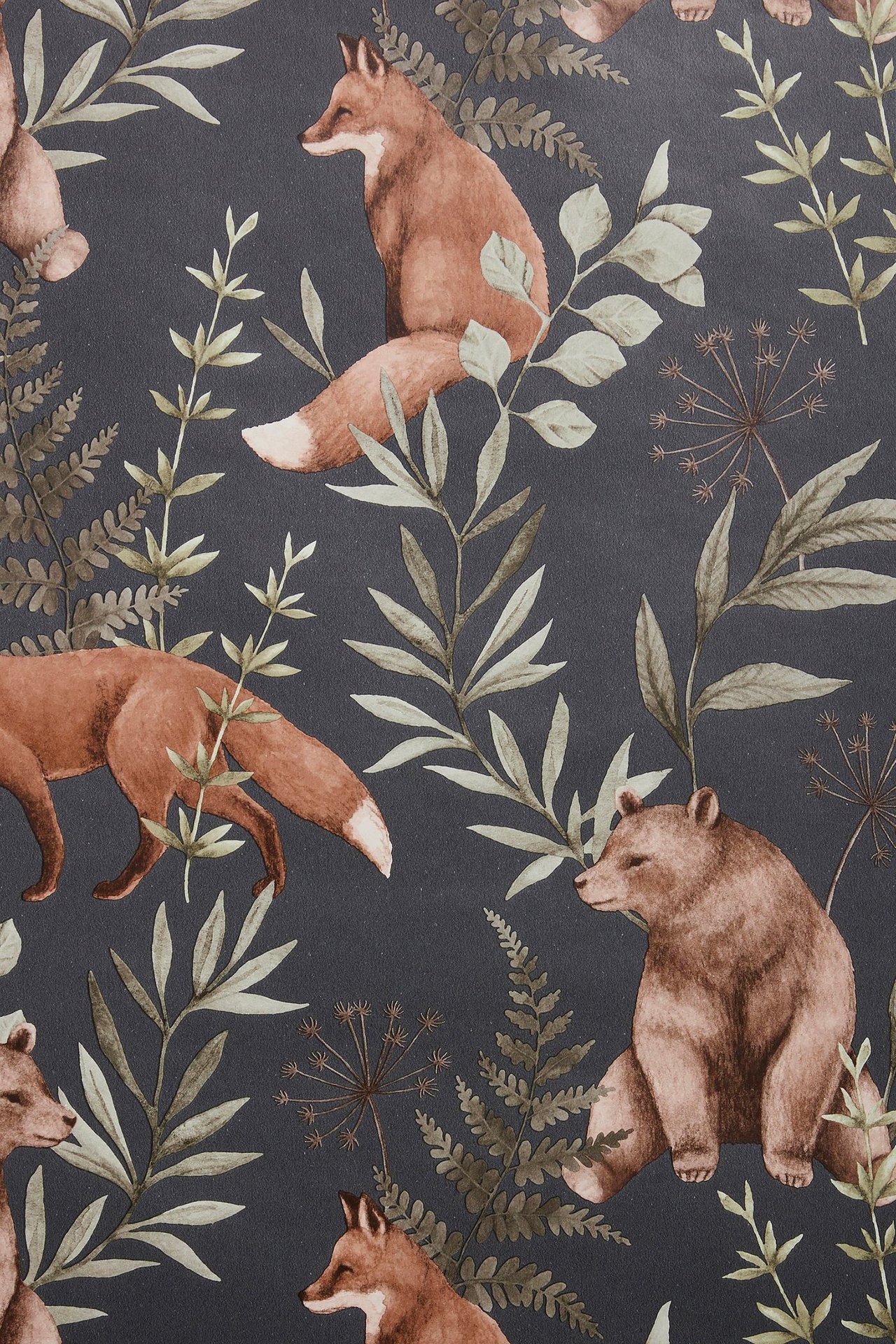 Frontvy av en mörkblå tapet med mönster av bruna björnar, rävar och grön skogsvegetation.