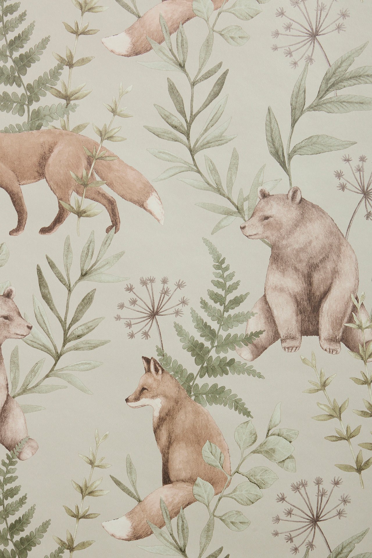 Nærbilde beige tapet med brune bjørner, røde rever og grønt skogsplantemønster.