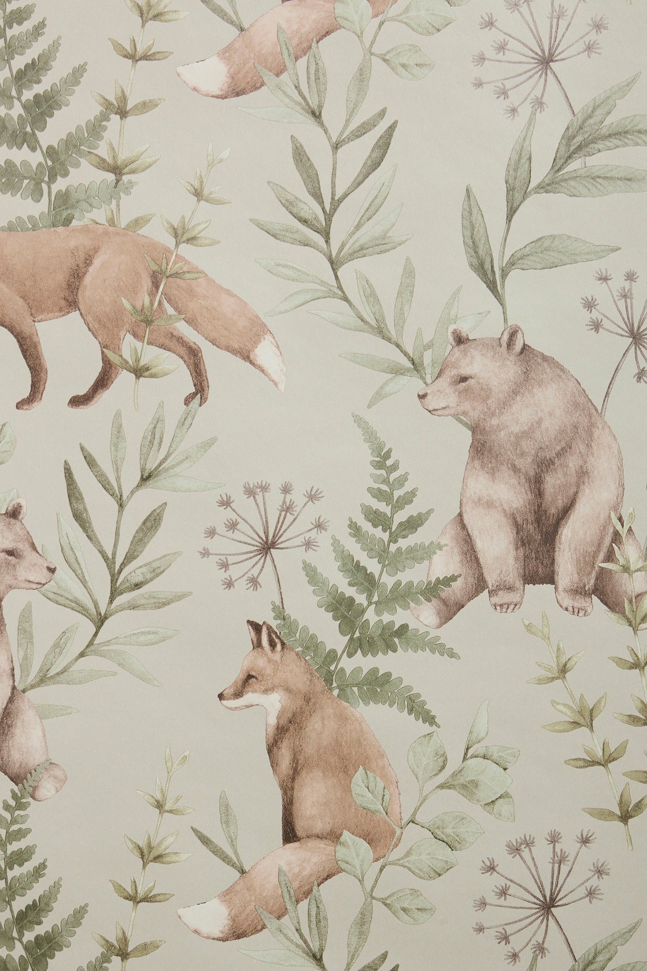 Nærbilde beige tapet med brune bjørner, røde rever og grønt skogsplantemønster.
