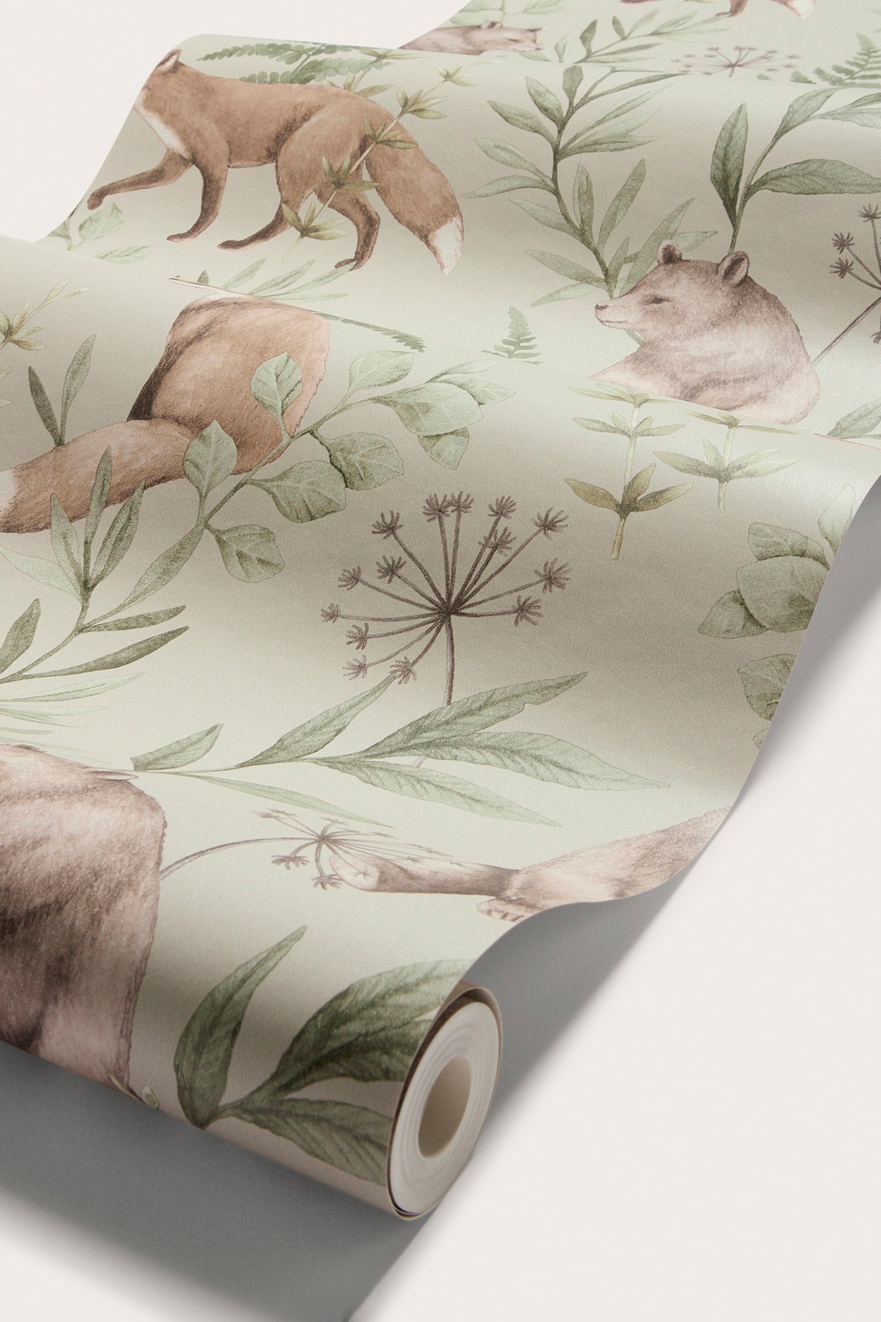 Nærbilde av beige non-woven tapet med mønster av brune bjørner, røde rever og grønne planter.