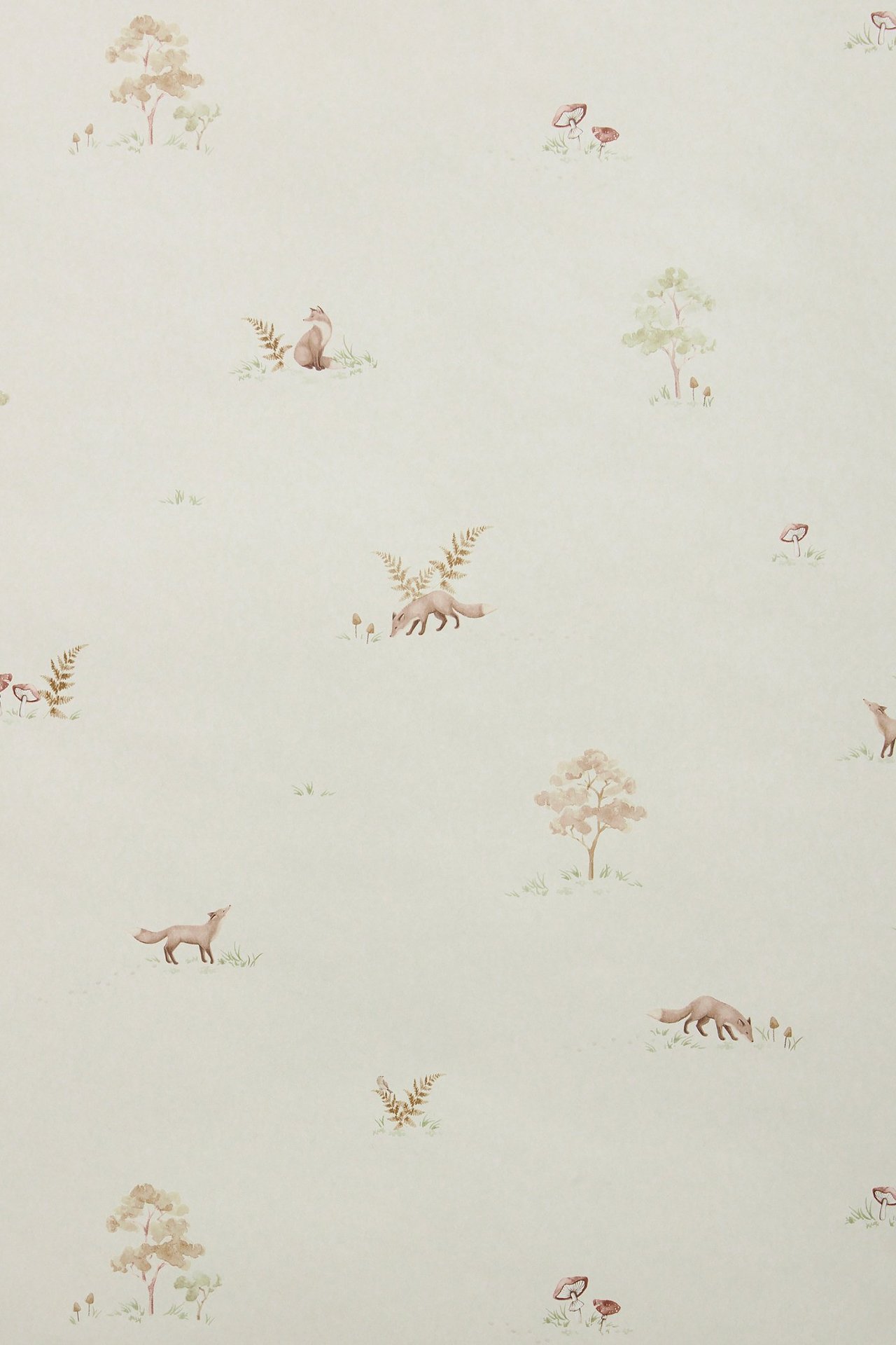 Beige tapet med mønster av små brune rever, trær og sopp.