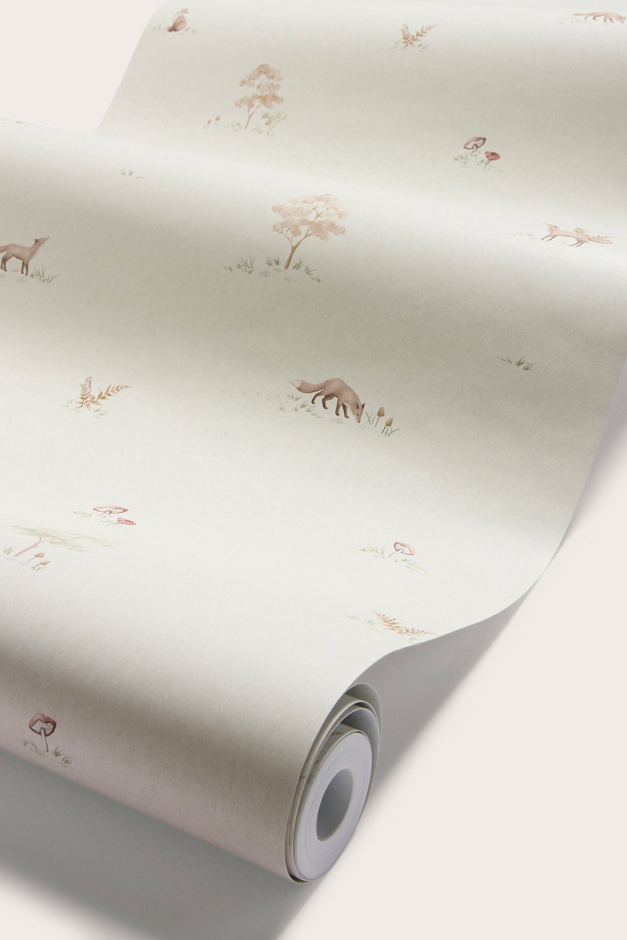 Nærbilde av en beige papirtapetrull med gjentatt mønster av små rever, trær og sopp.