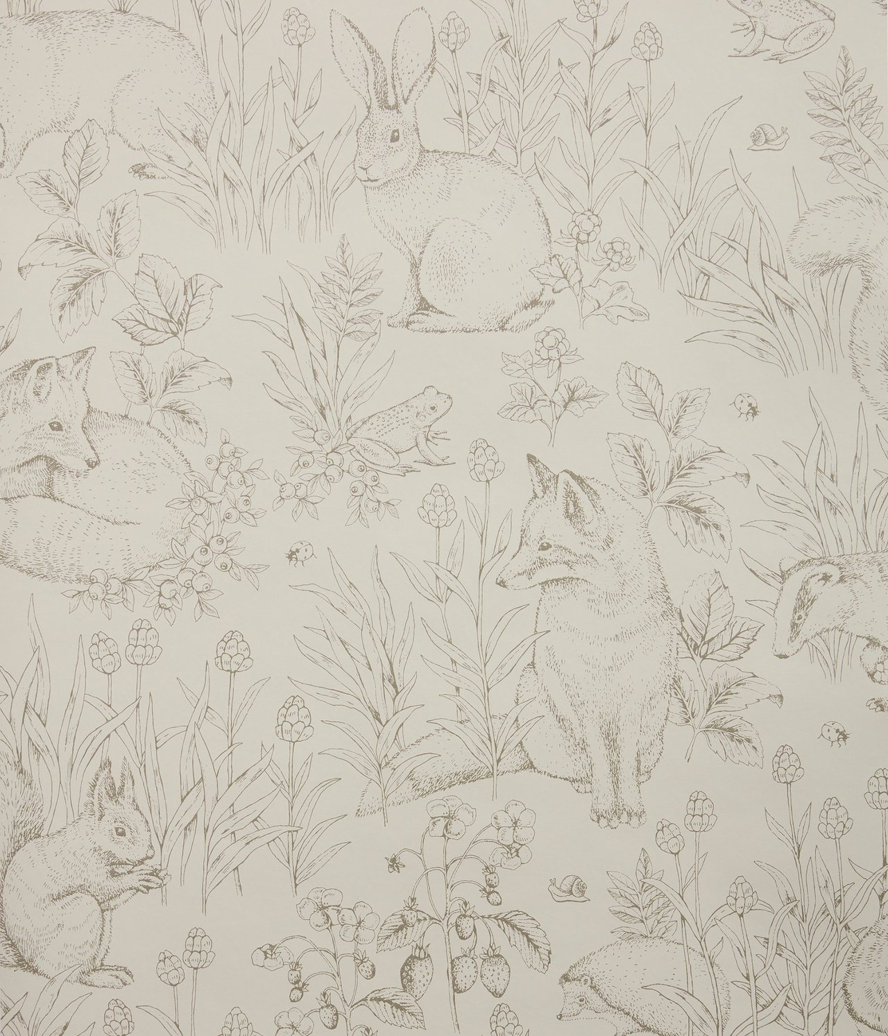 Lähikuva beigestä kuitukangastapetista, jossa yksityiskohtainen metsäkuvio kaneilla, ketuilla, oravilla ja kasveilla.
