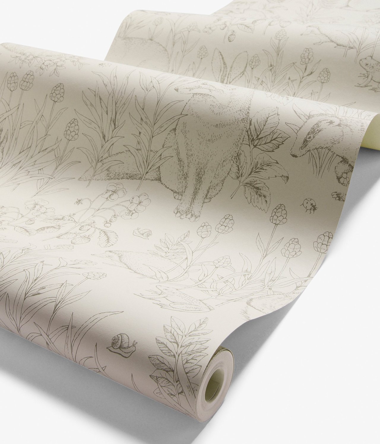 Lähikuva beigestä kuitukangastapetirullasta, jossa on yksityiskohtainen metsäeläin- ja kasvikuvio.