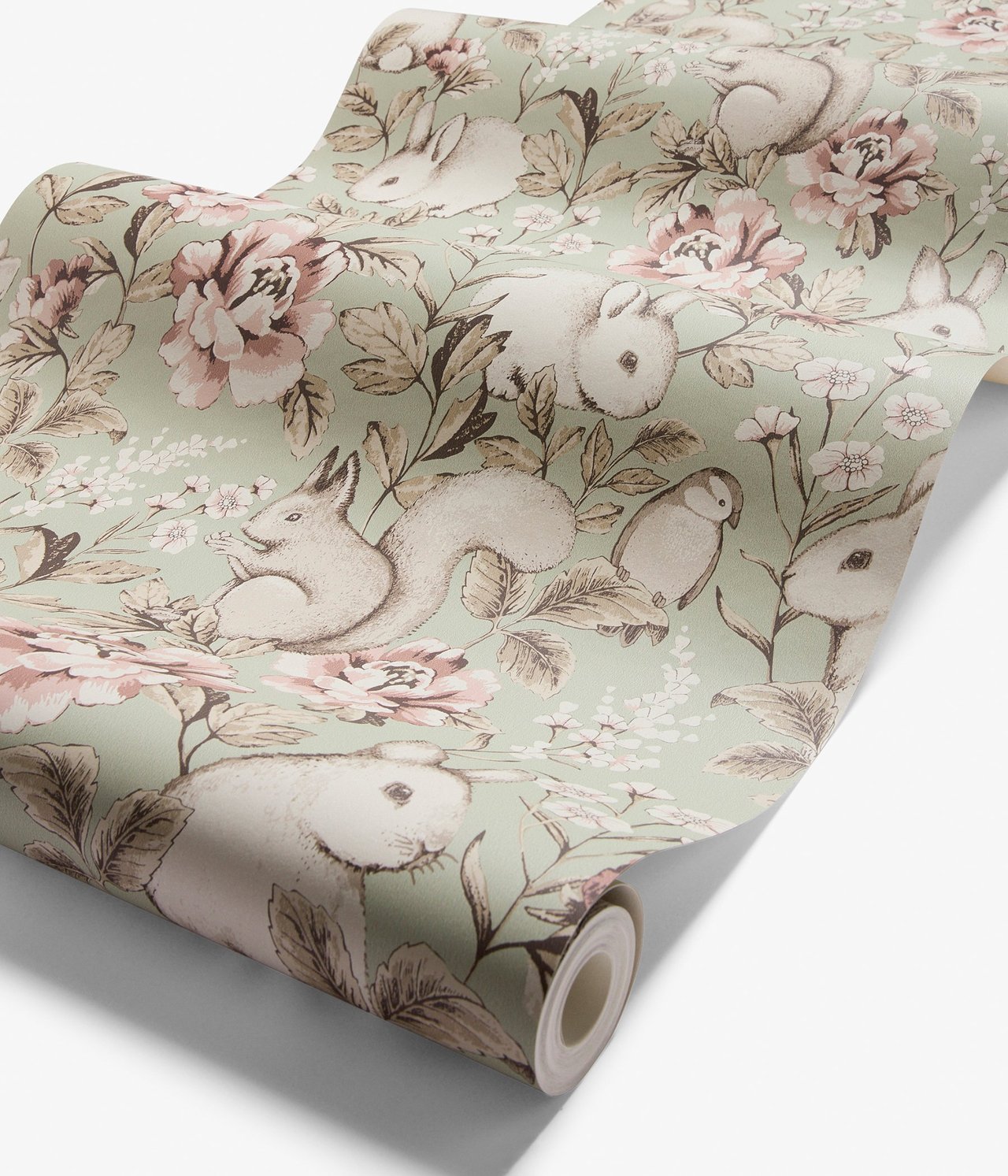 Zbliżenie zielonej tapety flizelinowej w rolce z wzorem królików, wiewiórek, ptaków i różowych kwiatów.