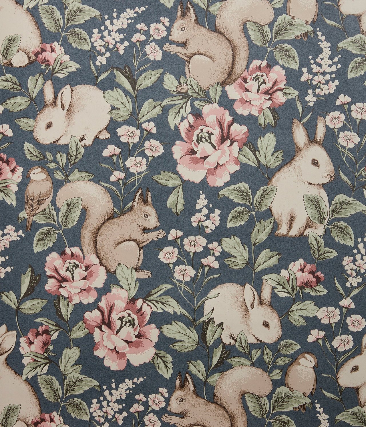 Zbliżenie niebieskiej wzorzystej tapety flizelinowej z beżowymi wiewiórkami, królikami, ptakami i różowymi kwiatami.