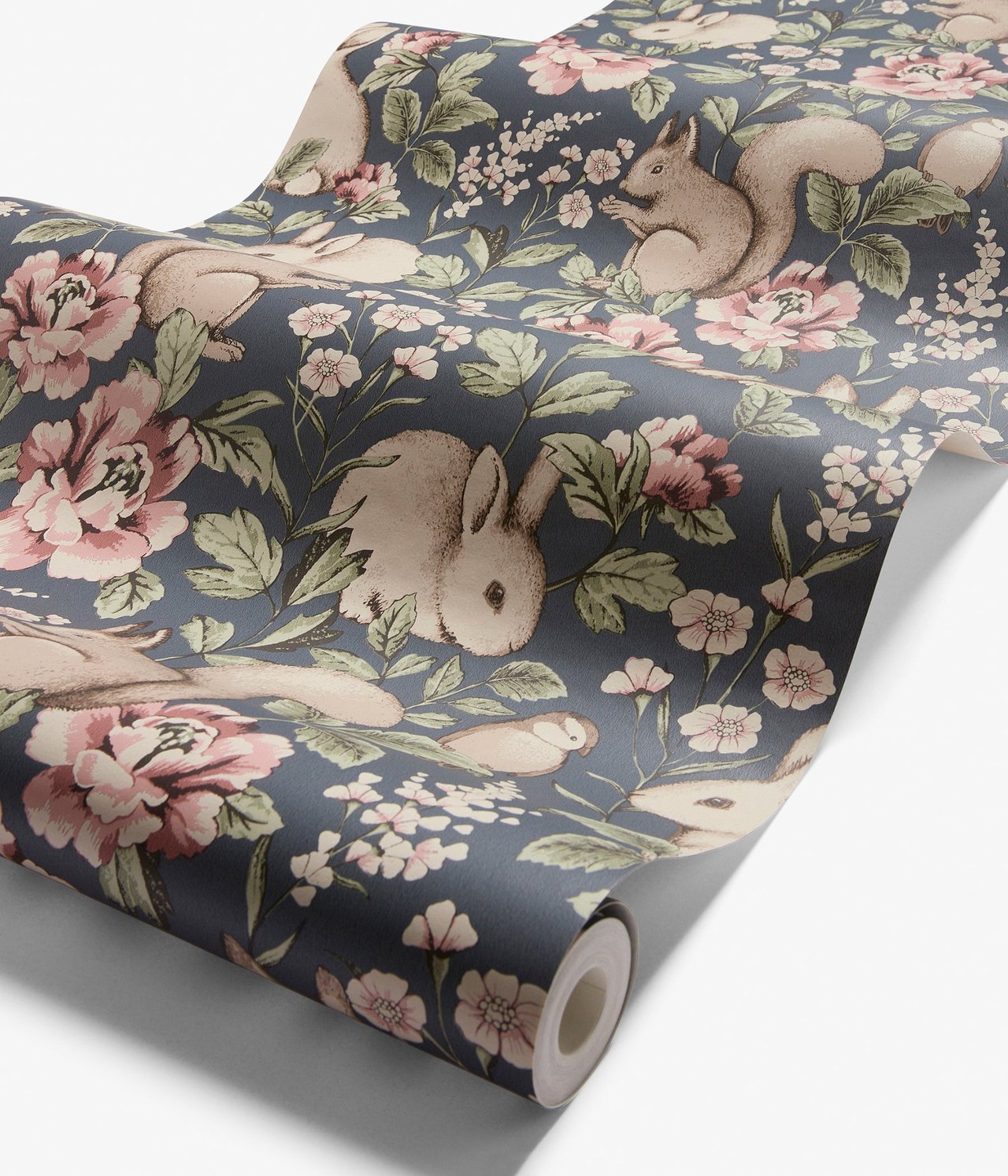 Zbliżenie niebieskiej rolki tapety z wzorem różowych kwiatów, królików i wiewiórek.