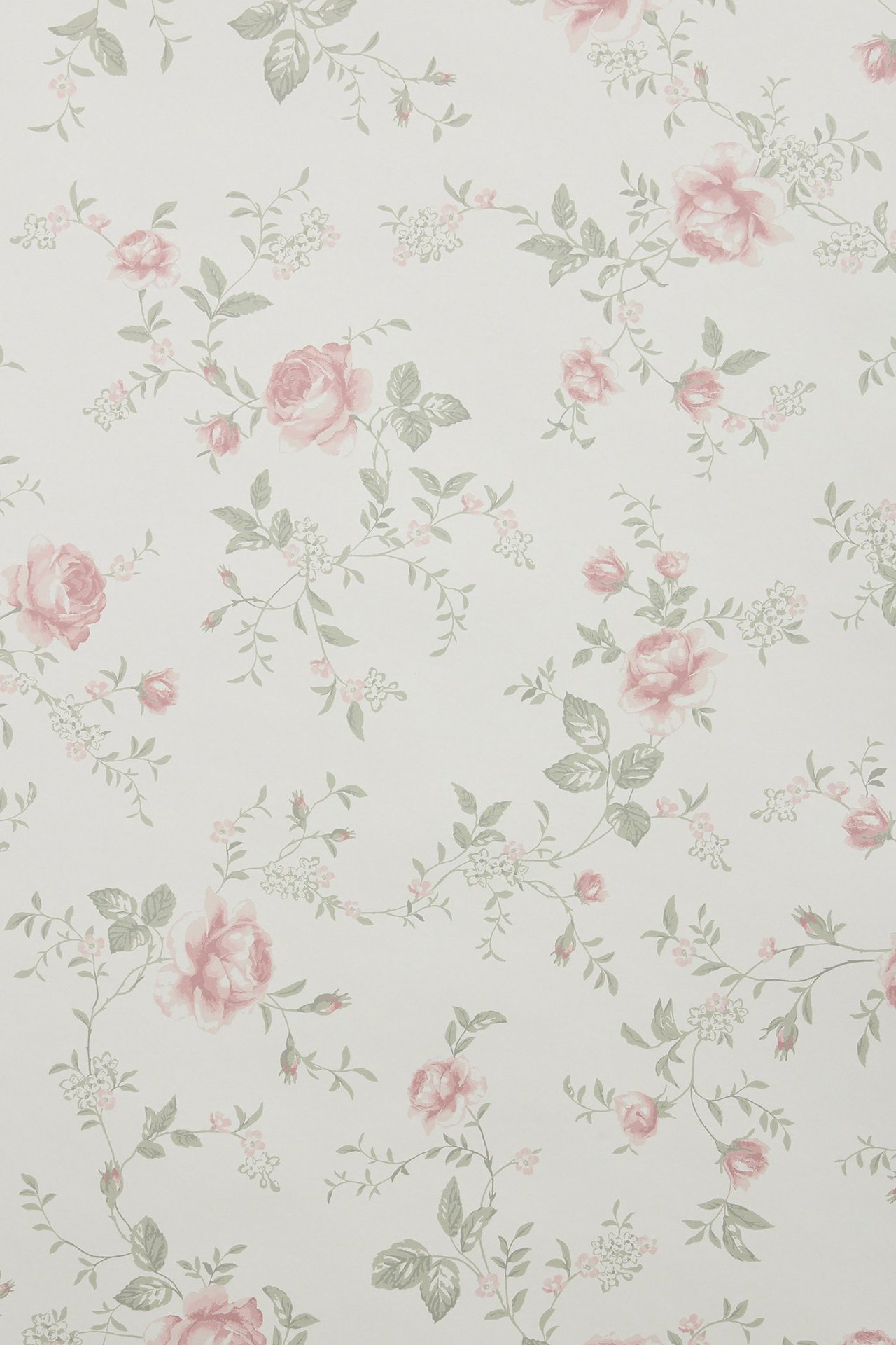 Nærbilde av hvit blomstret tapet med lyserosa roser og grågrønne blader.