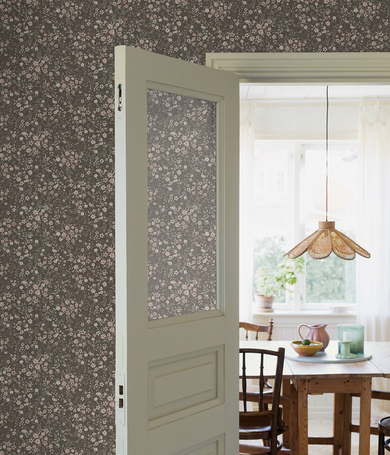 Widok na brązową tapetę flizelinową w drobny różowo-biały wzór kwiatowy.