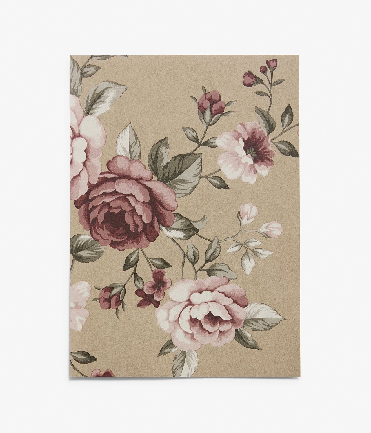 Widok z przodu: jasnobrązowa próbka tapety w kwiaty z różowymi i bordowymi kwiatami.