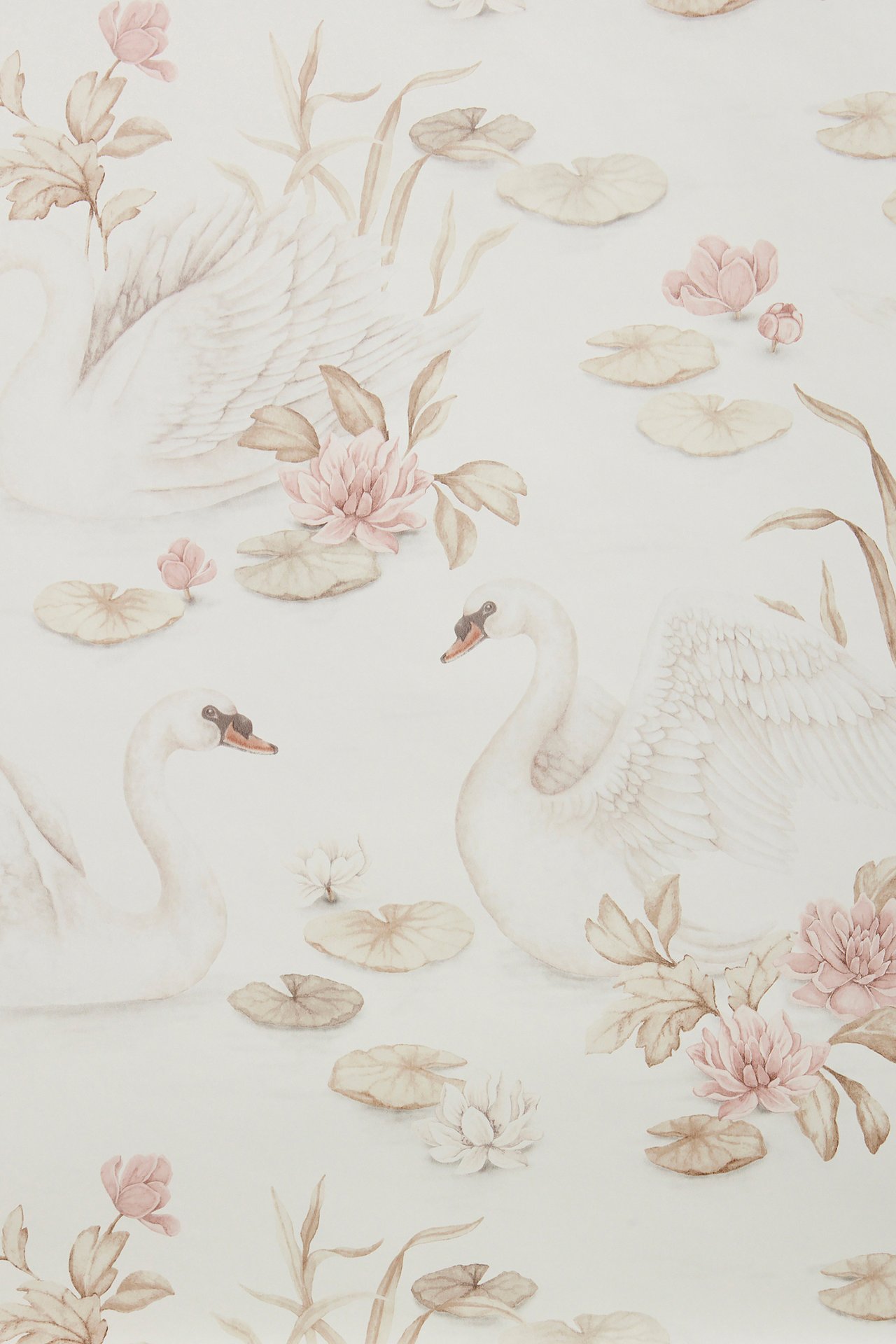Zbliżenie beżowej tapety we wzory z białymi łabędziami, różowymi liliami wodnymi i jasnobrązowymi liśćmi.