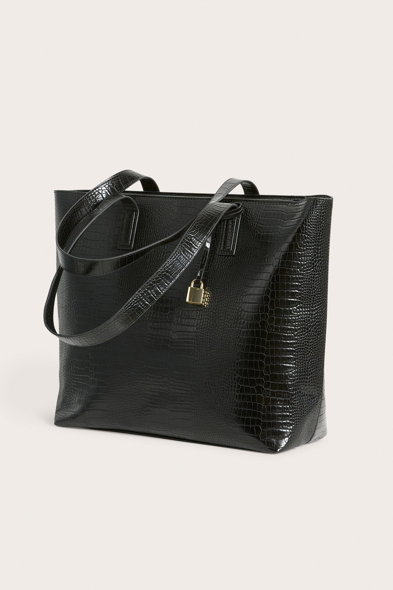 Frontvisning av en svart tote bag i imitert skinn med krokodillemønster, glidelås og gullfarget hengelås.