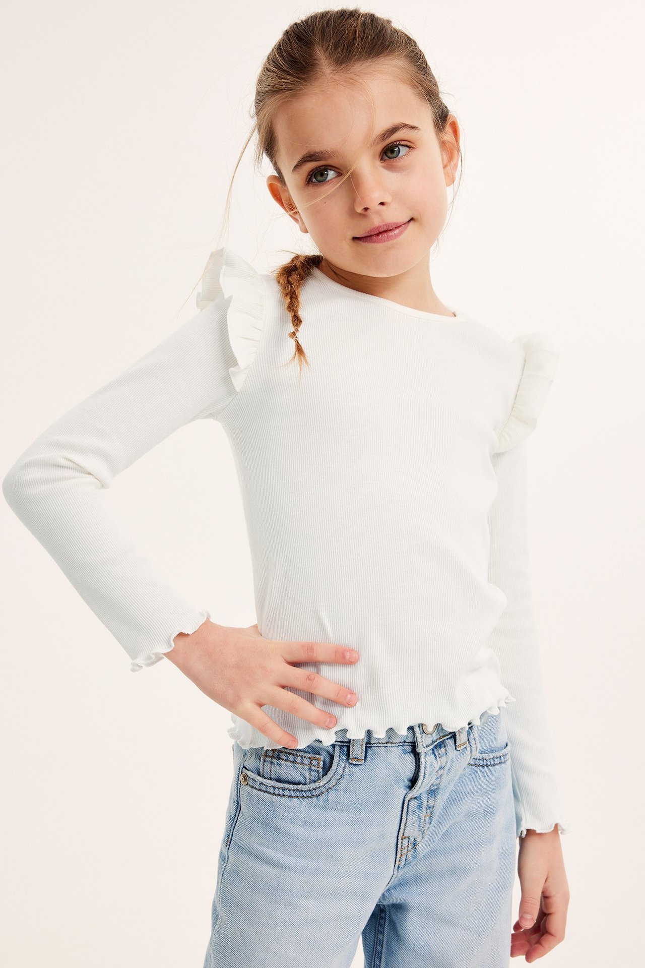 Vit ribbad långärmad topp med frill, tjej, frontvy, bomull och elastan.
