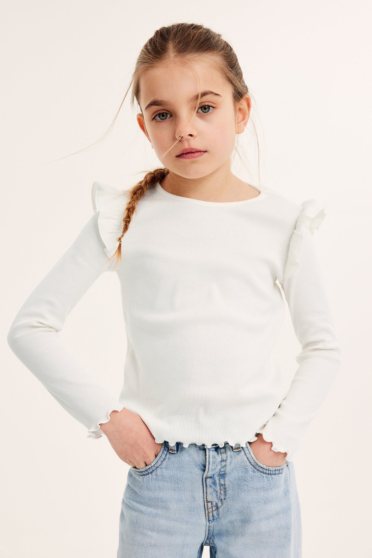 Vit ribbad långärmad topp med frill, tjej, frontvy, bomull och elastan